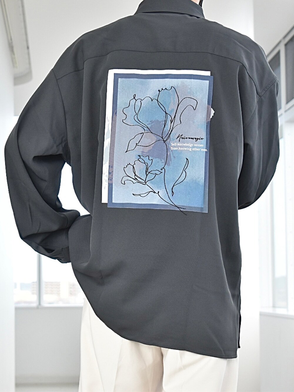 「johnscloset、ジョンズクローゼット、休日コーデ、秋コーデ、今日のコーデ、秋服準備はじめました、刺繍、シンプルコーデ、キレイめ、白パンツ、サンダル、ワイドパンツ、淡色コーデ、R2023コーデ、PR」｜「Naive magicの【a】ナチュラルストレッチポリエステル バックプリント＆フラワー刺繍 バルーンスリーブ スリットシャツ 長袖（シャツ/ブラウス、グレー系）」を使った、y_Oさん（メンズ・168cm）の夏コーディネートの4枚目の写真