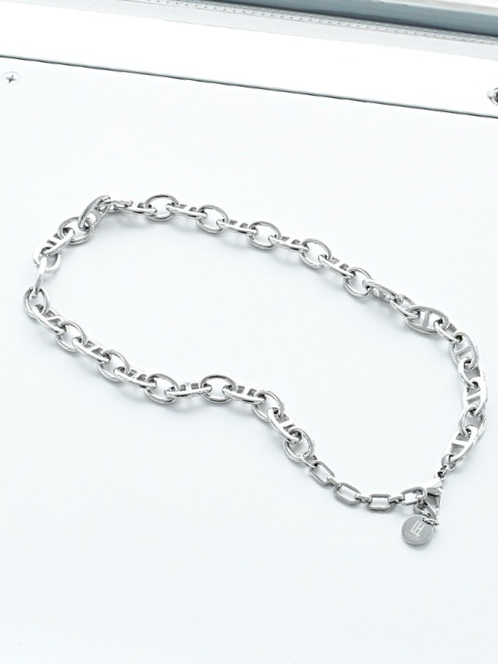 グレー系のシャツ/ブラウス、ホワイト系のTシャツ/カットソー、ブラック系のスラックスを着用したメンズの夏コーディネートの3枚目の写真