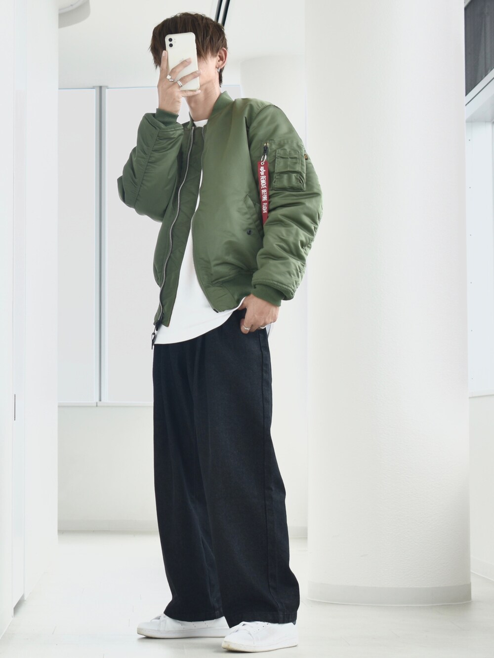 「alpha_industries_japan、ALPHA_industries、ALPHA、秋冬コーデ、MA-1、ALPHA MA-1、大人カジュアル、デニムパンツ、スニーカー、レイヤードスタイル、冬コーデ、オトナカジュアル、ゆるコーデ、R2022コーデ、PR」｜「ALPHAのAlpha Industries/アルファインダストリーズ MA-1 CORE SPEC フライトジャケット（U.S.サイズ）リバーシブル（MA-1、グリーン系）」を使った、y_Oさん（メンズ・168cm）の秋コーディネートの2枚目の写真