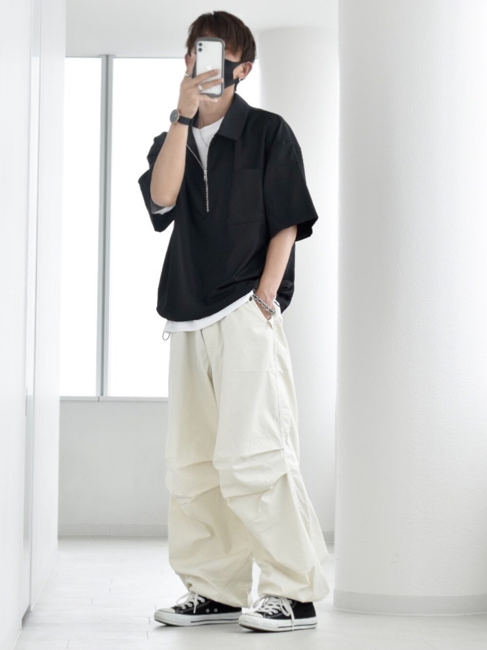 ブラック系のシャツ/ブラウス、ホワイト系のTシャツ/カットソー、ホワイト系のカーゴパンツを着用したメンズの夏コーディネートの2枚目の写真