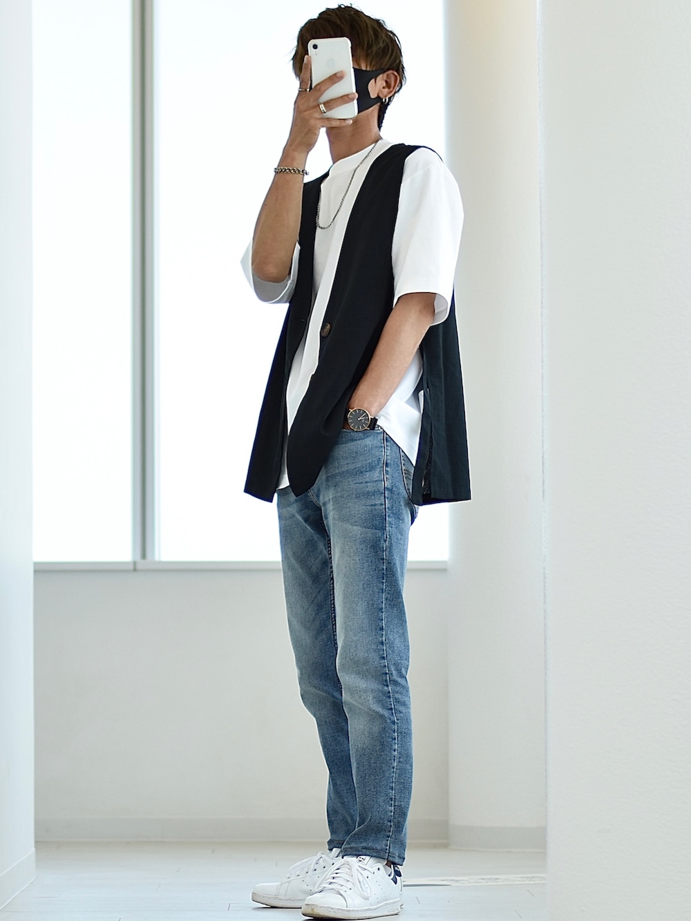 「levis、リーバイス、DENIZEN、デニゼン、pr、スキニー、カジュアルコーデ、白Tシャツ、スニーカーコーデ、夏コーデ、シルバーアクセサリー、R2022コーデ、大人カジュアル、シンプルコーデ、爽やかコーデ」|「Levi'sのDENIZEN from Levi's SKINNY スキニーフィット GINUWINE(デニムパンツ、ブルー系)」を使った、y_Oさん(メンズ・168cm)の夏コーディネートの2枚目の写真