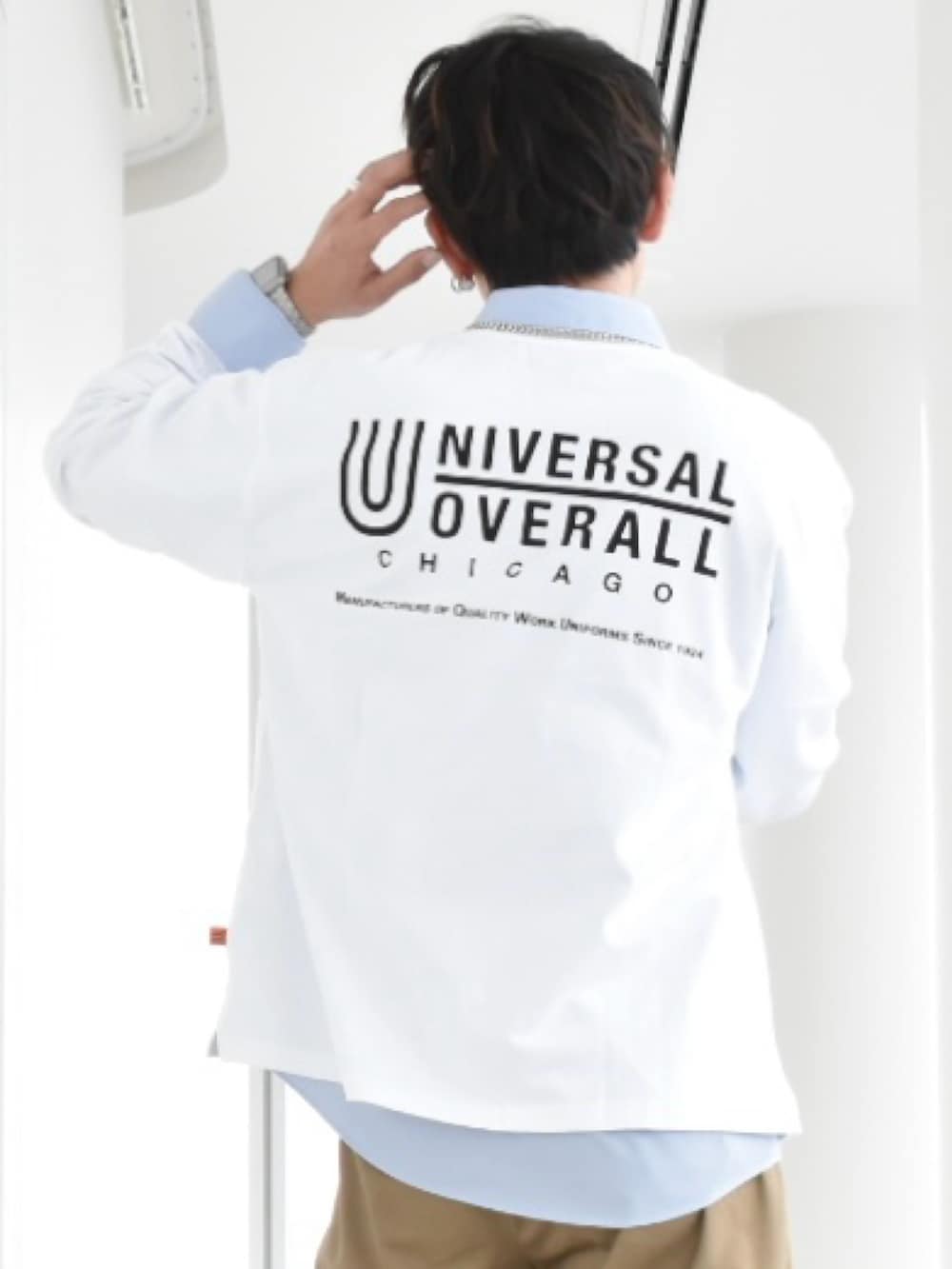 ブラック系のブルゾン、ホワイト系のTシャツ/カットソー、ブルー系のシャツ/ブラウスを着用したメンズの春コーディネートの5枚目の写真