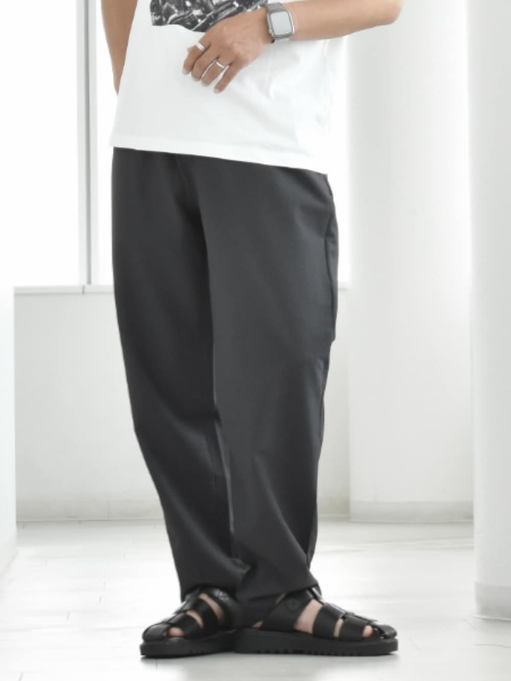 ホワイト系のTシャツ/カットソー、グレー系のその他パンツ、ブラック系のサンダルを着用したメンズの夏コーディネートの4枚目の写真