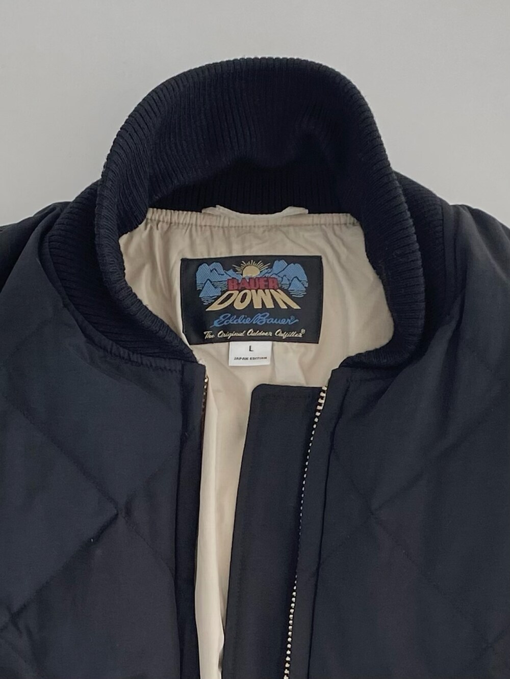 ホワイト系のパーカー、ブラック系のダウンジャケット/コート、ブラック系のトップスを着用したメンズの冬コーディネートの5枚目の写真