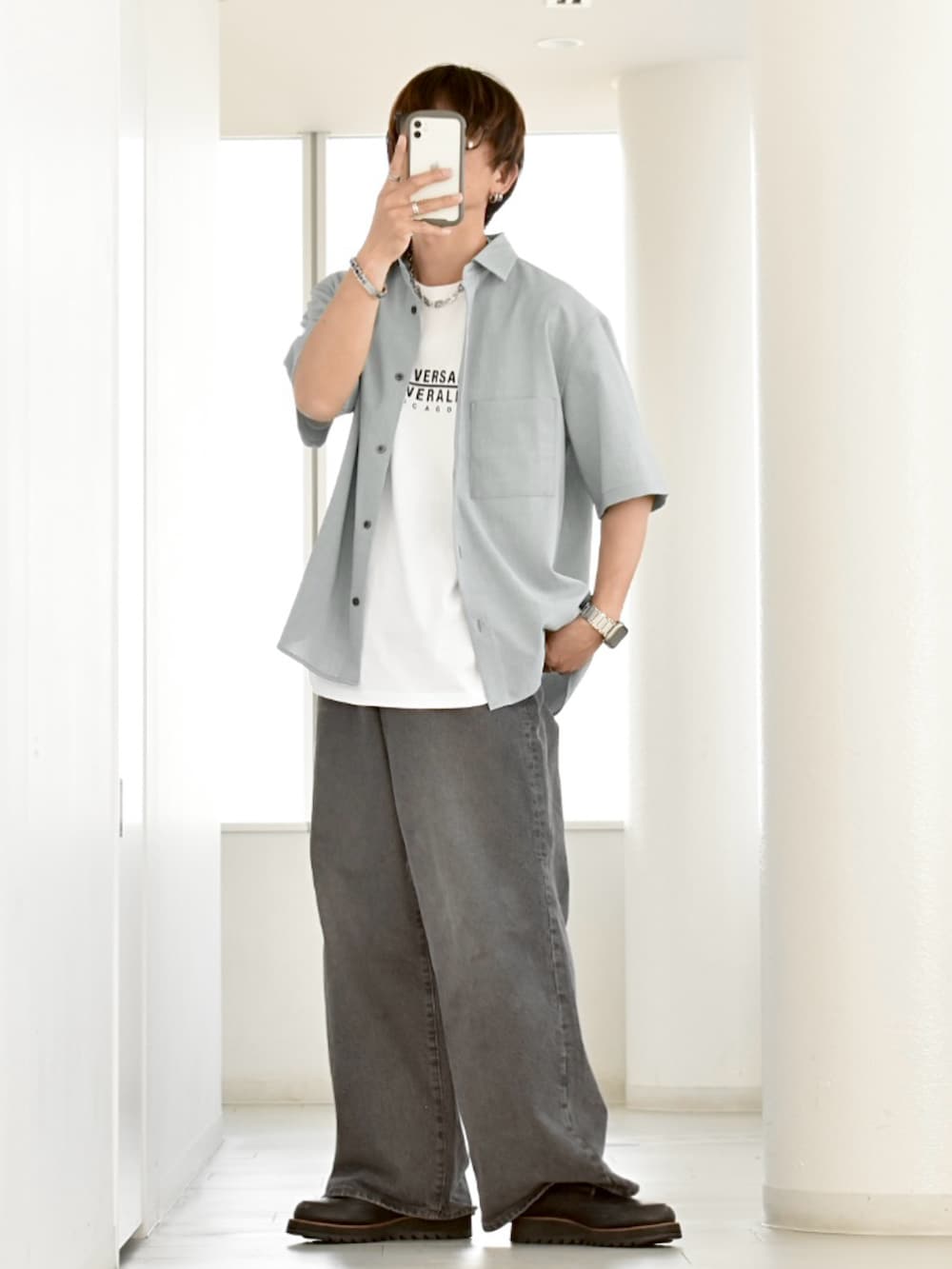 ホワイト系のTシャツ/カットソー、グリーン系のシャツ/ブラウス、ブラック系のデニムパンツを着用したメンズの春コーディネートの2枚目の写真