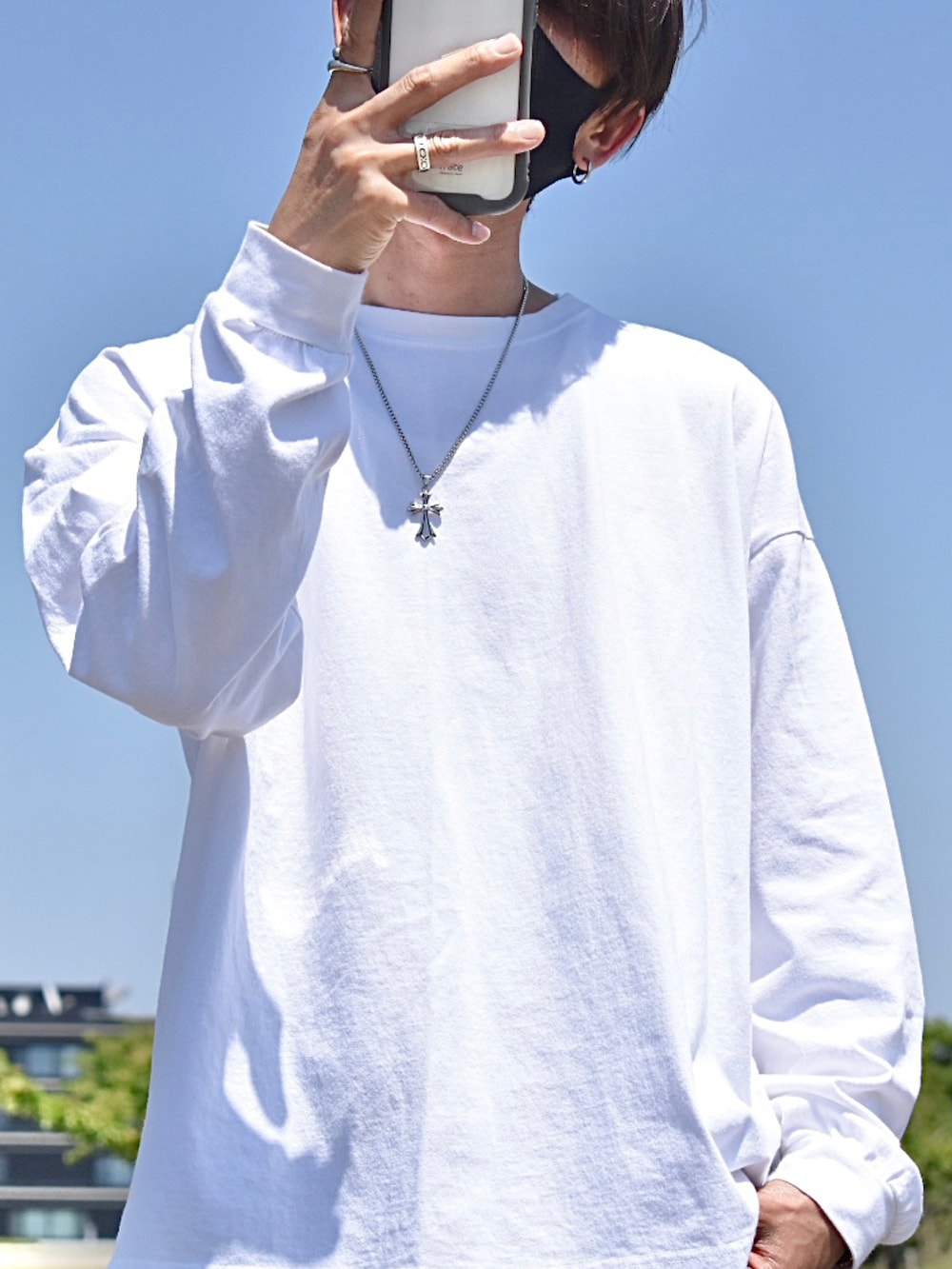 ホワイト系のTシャツ/カットソー、ブラウン系のカーゴパンツ、ブラック系のサンダルを着用したメンズの春コーディネートの2枚目の写真