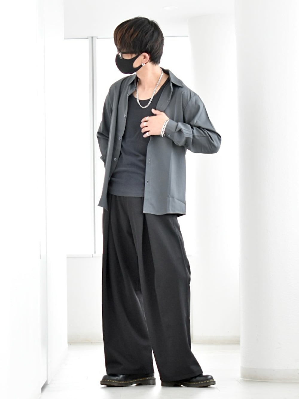 グレー系のシャツ/ブラウス、ブラック系のスラックス、その他のリングを着用したメンズの春コーディネートの2枚目の写真