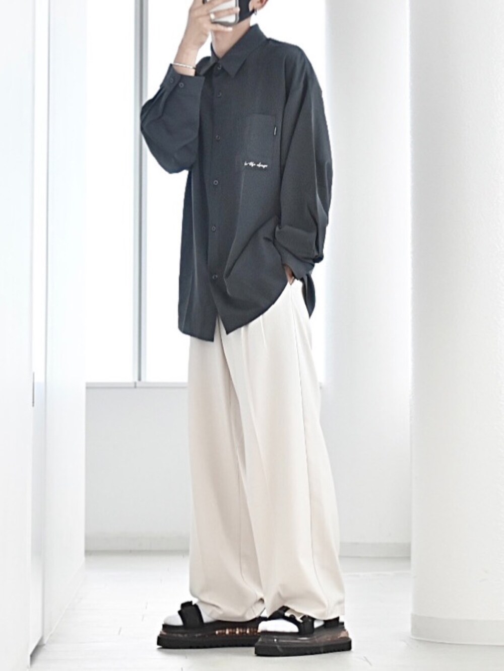 「johnscloset、ジョンズクローゼット、休日コーデ、秋コーデ、今日のコーデ、秋服準備はじめました、刺繍、シンプルコーデ、キレイめ、白パンツ、サンダル、ワイドパンツ、淡色コーデ、R2023コーデ、PR」｜「Naive magicの【a】ナチュラルストレッチポリエステル バックプリント＆フラワー刺繍 バルーンスリーブ スリットシャツ 長袖（シャツ/ブラウス、グレー系）」を使った、y_Oさん（メンズ・168cm）の夏コーディネートの2枚目の写真