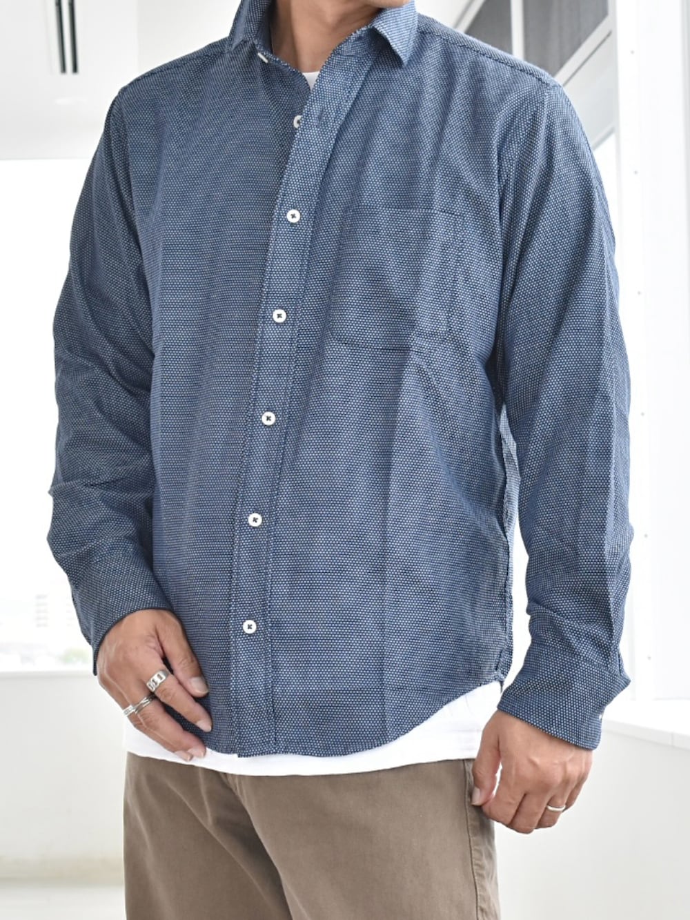 ブルー系のシャツ/ブラウス、ホワイト系のTシャツ/カットソー、ブラック系のスラックスを着用したメンズの秋コーディネートの3枚目の写真