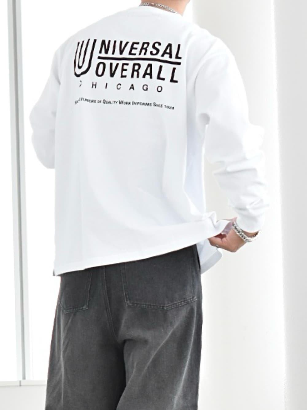 ホワイト系のTシャツ/カットソー、ブラック系のデニムパンツ、シルバー系のブレスレットを着用したメンズの夏コーディネートの3枚目の写真