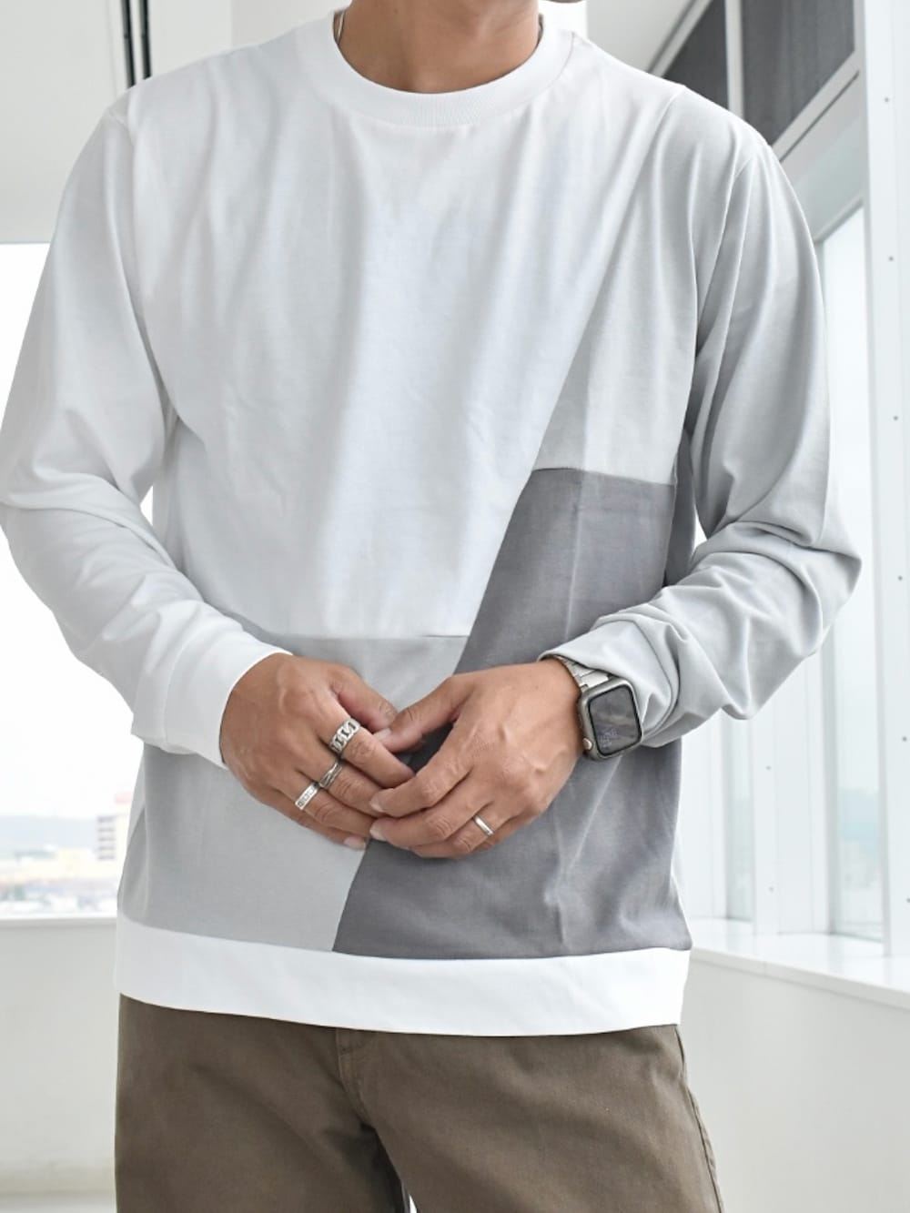 ベージュ系のシャツ/ブラウス、ホワイト系のTシャツ/カットソー、ベージュ系のその他パンツを着用したメンズの秋コーディネートの4枚目の写真