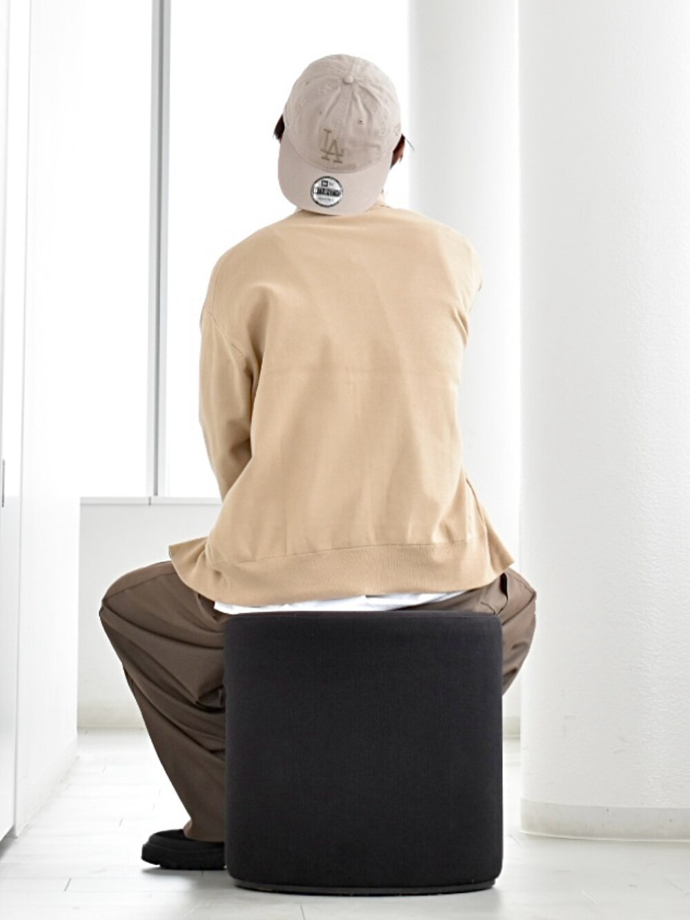 ベージュ系のカーディガン/ボレロ、ホワイト系のシャツ/ブラウス、ベージュ系のパンツを着用したメンズの秋コーディネートの3枚目の写真