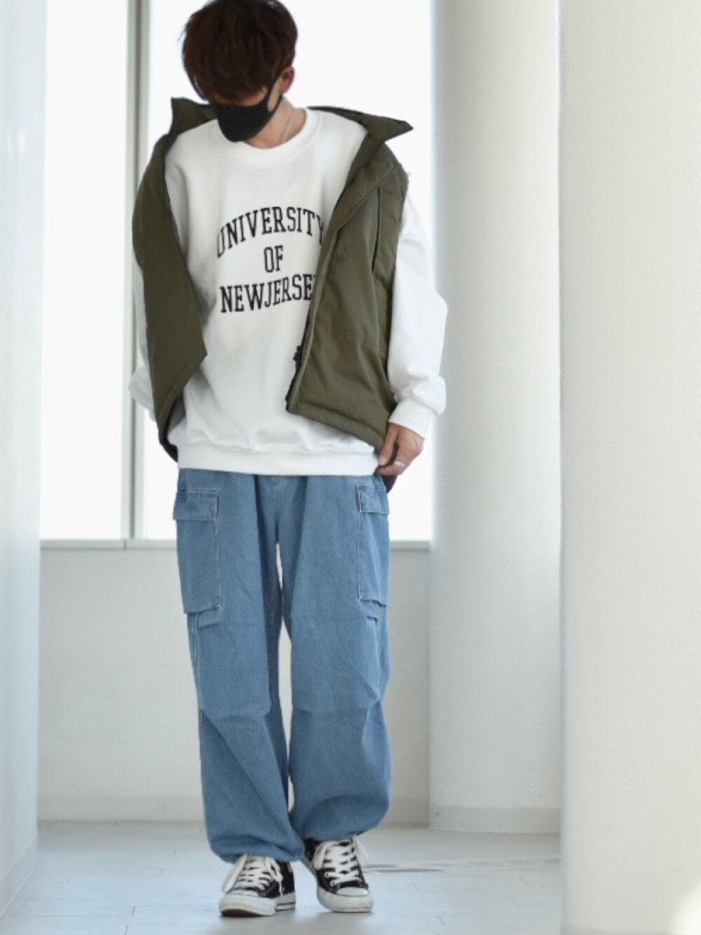 「カレッジスウェット、カレッジロゴ、スウェット、ANGIE VINTAGE、Angie、カジュアルコーデ、ユニセックス、クリスマスに着たい服、angie_ootd、angie_vintage、冬コーデ、ベスト、デニムパンツ、R2022コーデ、PR」｜「ANGIEの【ユニセックス】GILDANカレッジロゴオーバーサイズスウェット（裏起毛）（スウェット、ホワイト系）」を使った、y_Oさん（メンズ・168cm）の冬コーディネートの2枚目の写真