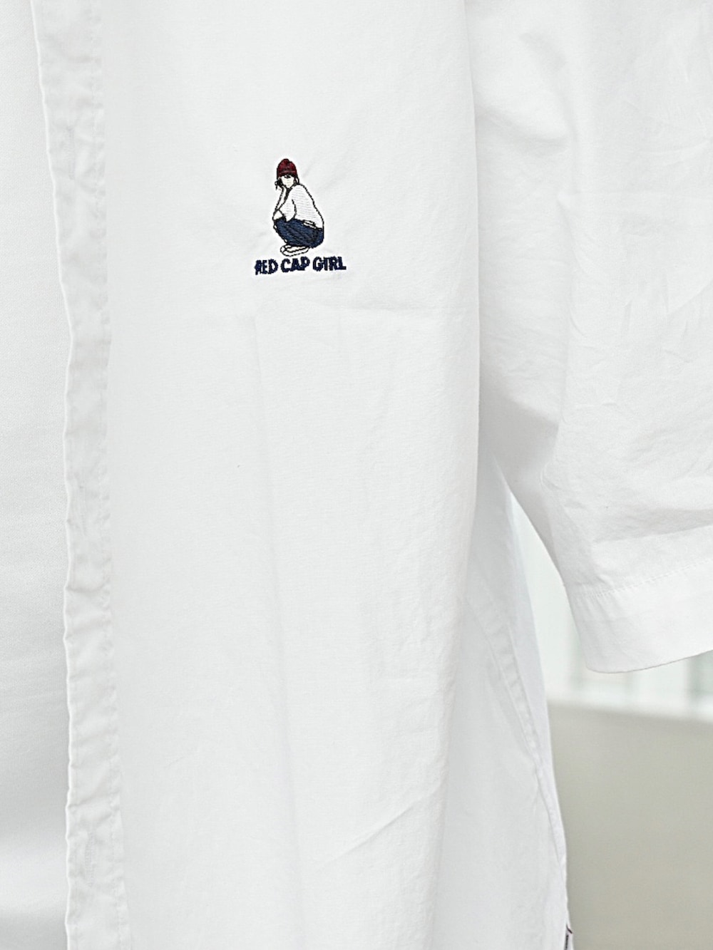 ホワイト系のシャツ/ブラウス、ホワイト系のTシャツ/カットソー、ブラック系のカーゴパンツを着用したメンズの夏コーディネートの3枚目の写真