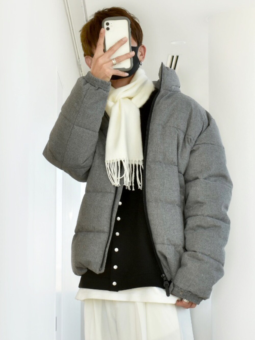 「キレイめコーデ、きれいめカジュアル、キレイめ、クリスマスに着たい服、マフラー、ジョンズクローゼット、johnscloset、休日スタイル、カジュアルコーデ、冬コーデ、アウター、ダメージニット、JOHN'S CLOSET、R2022コーデ、PR」｜「JOHN'S CLOSETの【g】国産ソフトタッチ無地＆チェックマフラー（マフラー、ホワイト系）」を使った、y_Oさん（メンズ・168cm）の冬コーディネートの2枚目の写真