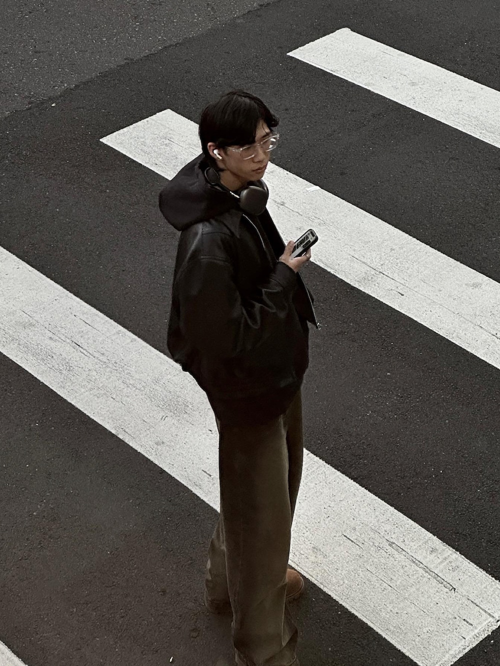 ブラウン系のブーツ、ブラック系のヘッドフォン/イヤホンを着用したメンズの冬コーディネートの2枚目の写真