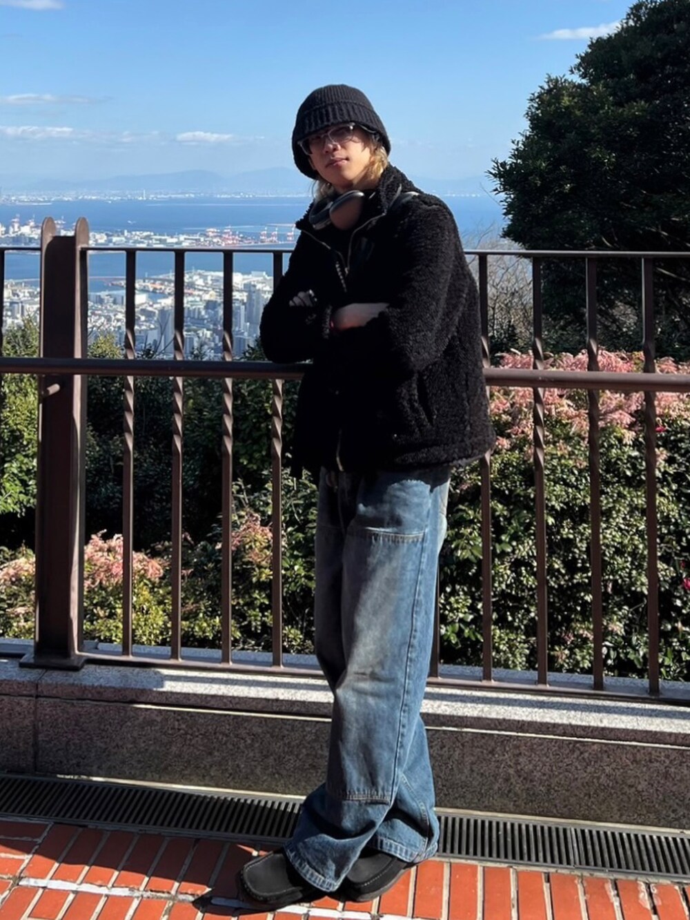 ブルー系のデニムパンツ、ブラック系のローファー、ブラック系のヘッドフォン/イヤホンを着用したメンズの春コーディネートの2枚目の写真