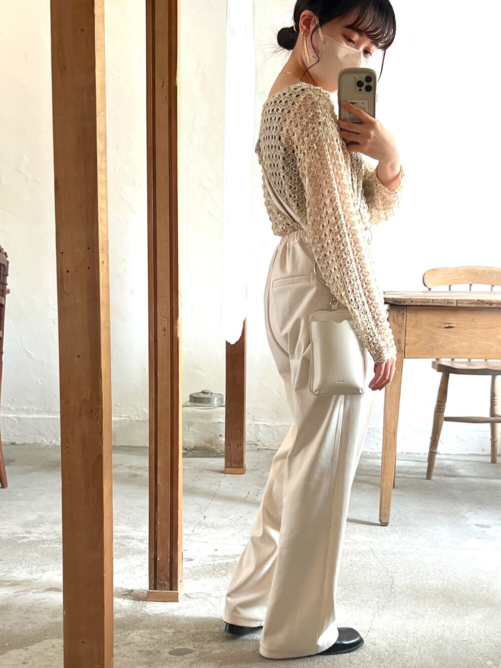 ベージュ系のトップス、ホワイト系のハンドバッグ、ホワイト系のその他パンツを着用したレディースの夏コーディネートの3枚目の写真