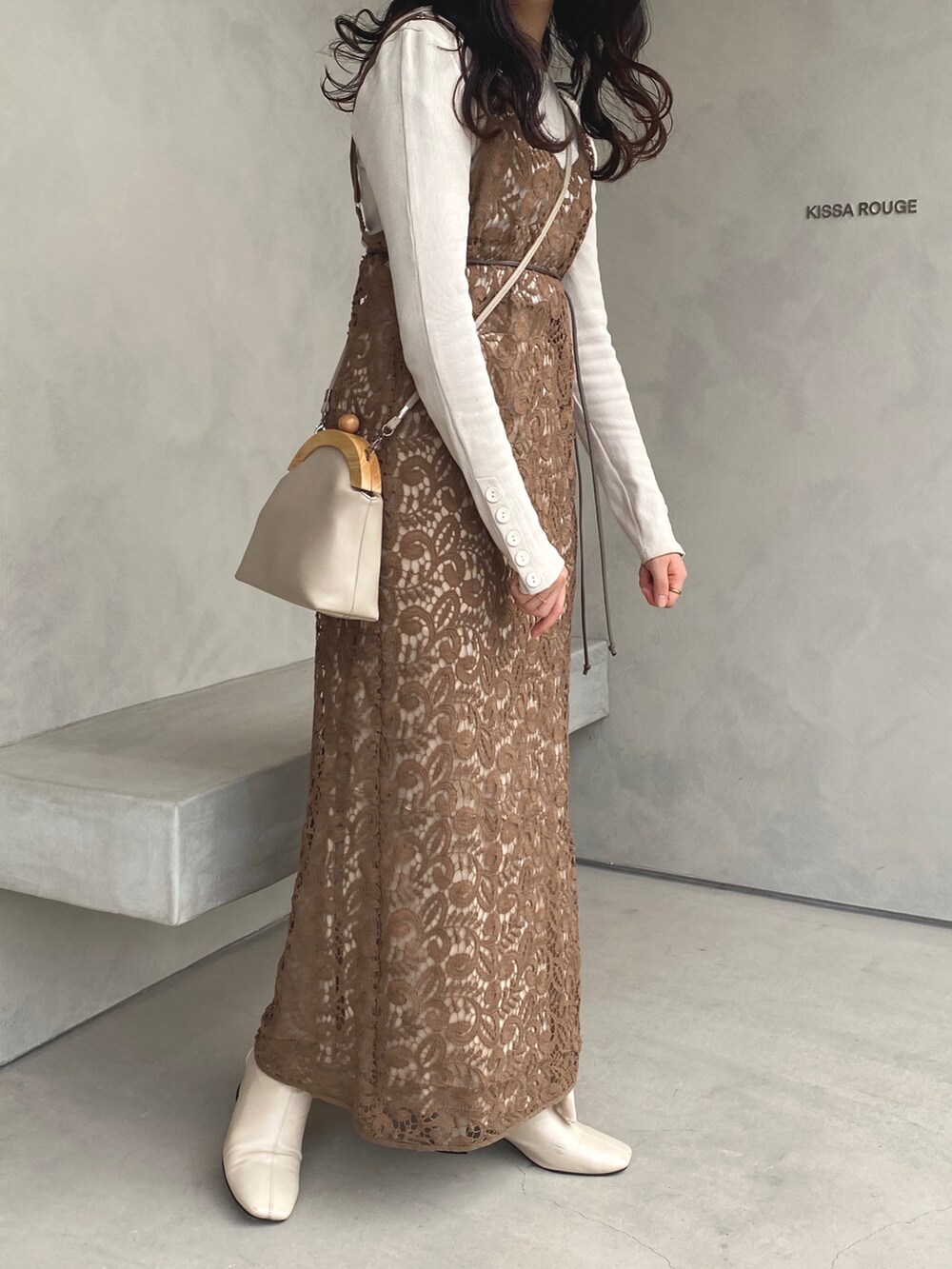 ブラウン系のテーラードジャケット、ブラウン系のワンピース、ベージュ系のスカートを着用したレディースの秋コーディネートの2枚目の写真