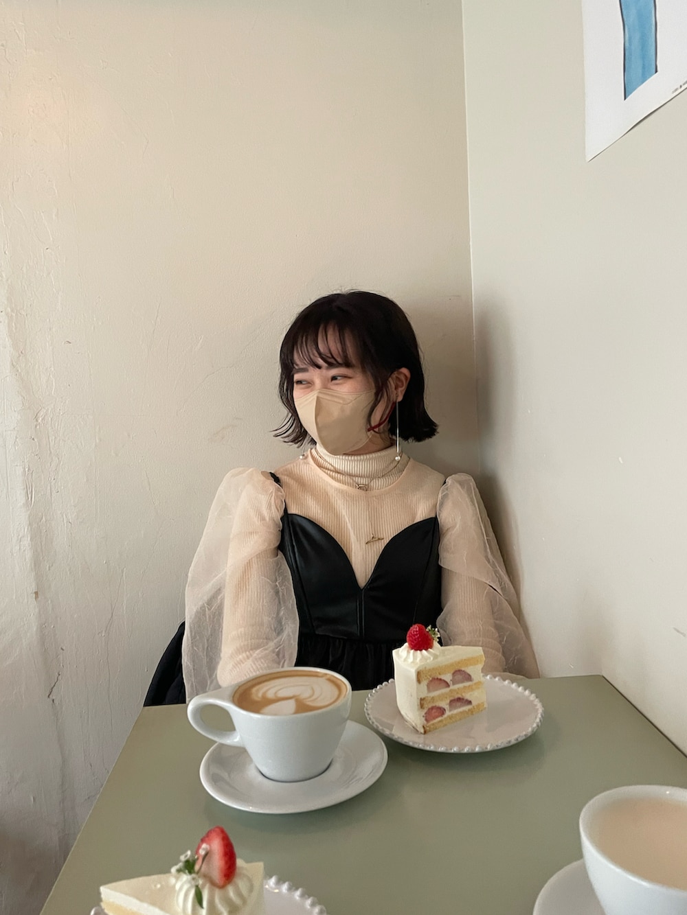 ブラック系のワンピース/ドレス、ブラック系のショルダーバッグ、ブラック系のブーツを着用したレディースの冬コーディネートの3枚目の写真