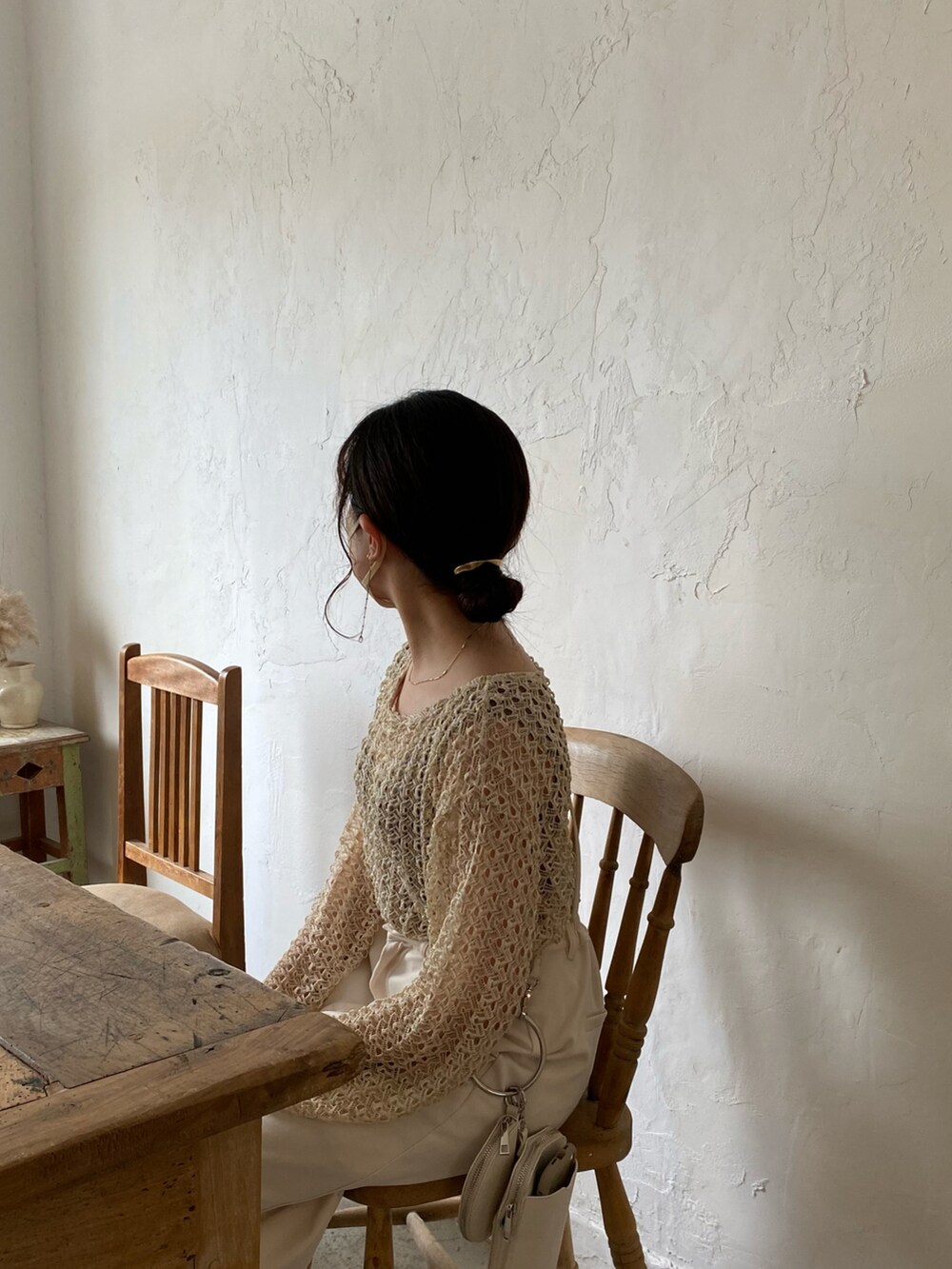 ベージュ系のトップス、ホワイト系のハンドバッグ、ホワイト系のその他パンツを着用したレディースの夏コーディネートの2枚目の写真