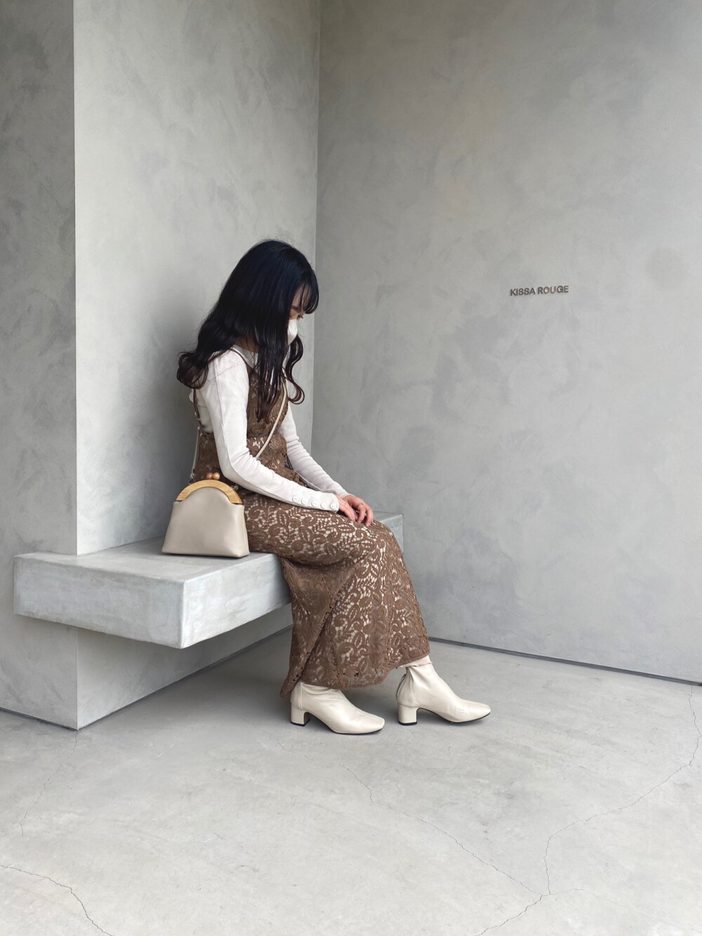 ブラウン系のテーラードジャケット、ブラウン系のワンピース、ベージュ系のスカートを着用したレディースの秋コーディネートの3枚目の写真