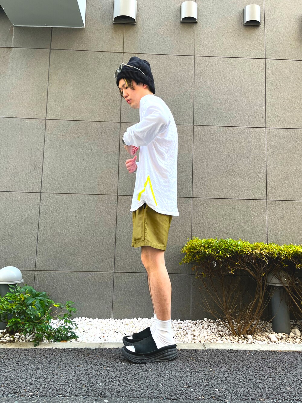 ブラック系のTシャツ/カットソーを着用したメンズの夏コーディネートの2枚目の写真