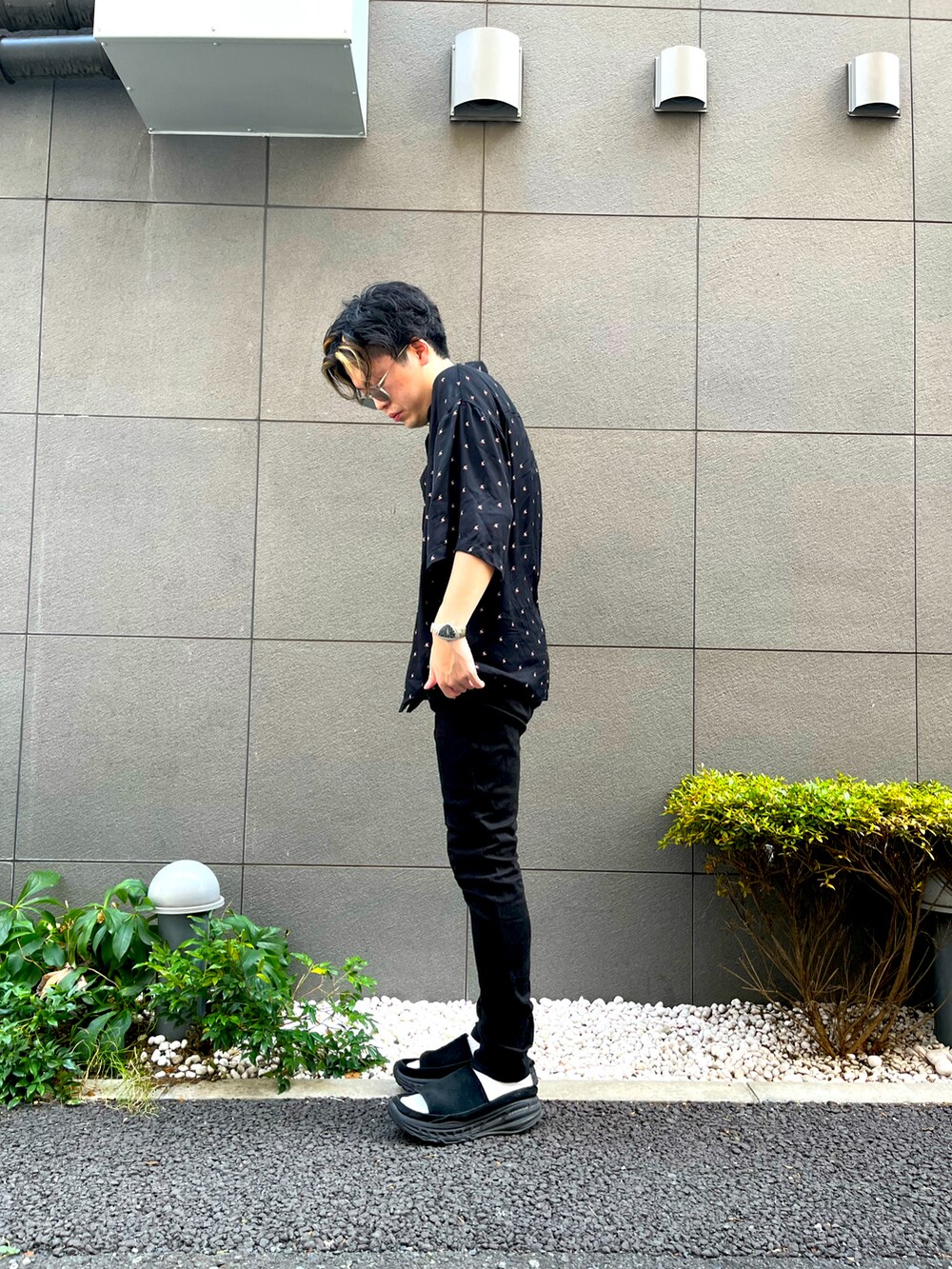 ブラック系のシャツ/ブラウス、ブラック系のデニムパンツを着用したメンズの夏コーディネートの2枚目の写真