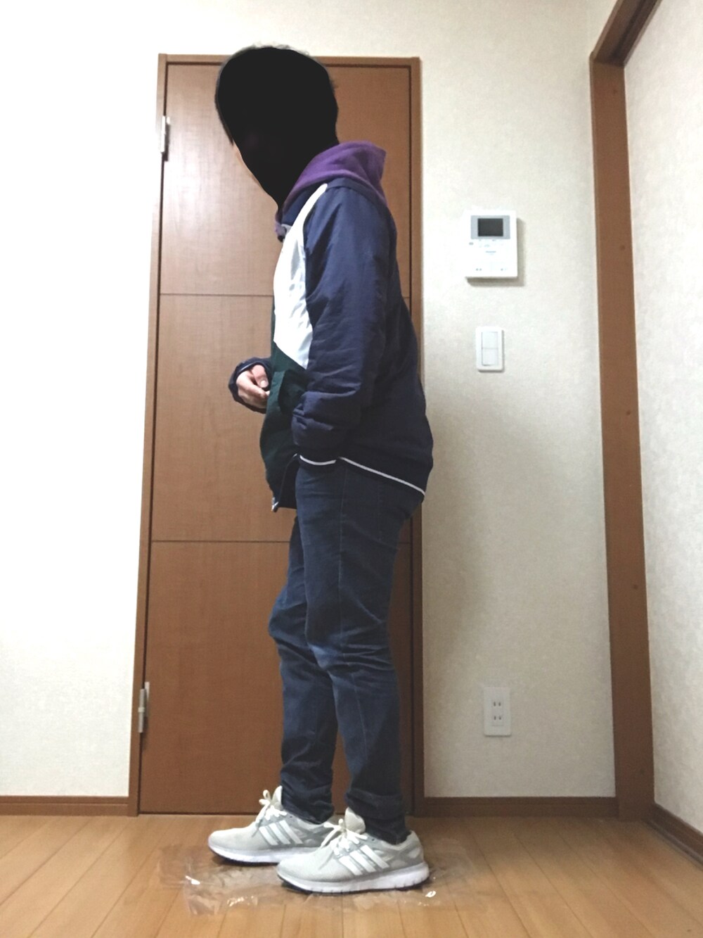 「シンプル、ストリート、パーカー、スポーツミックス、ラフコーデ」｜「JERZEESのアイテム（パーカー、パープル系）」を使った、　　蒼井さん（メンズ・165cm）の冬コーディネートの2枚目の写真