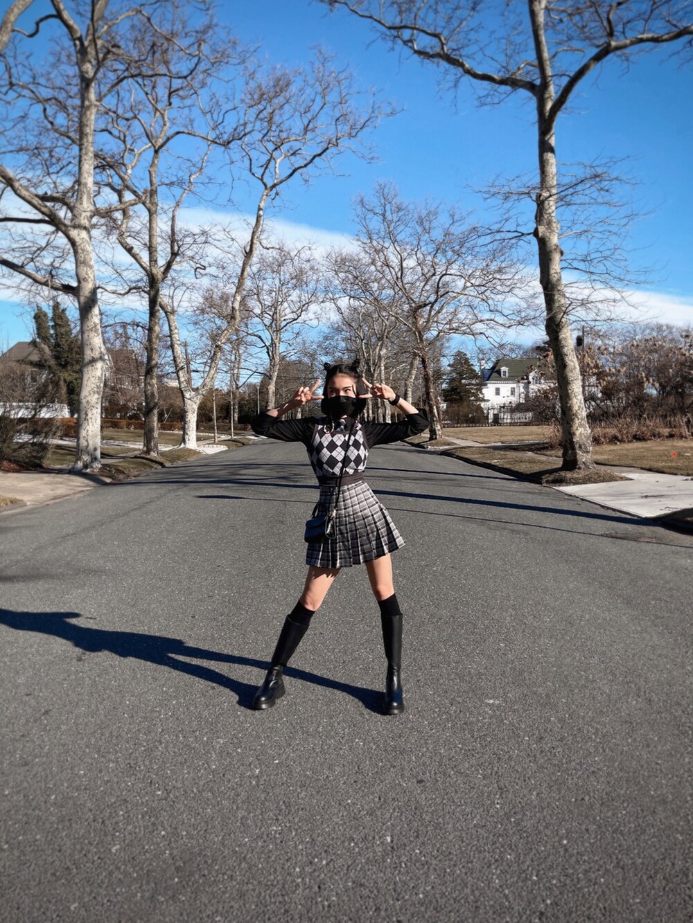 グレー系のスカートを着用したレディースの冬コーディネートの2枚目の写真