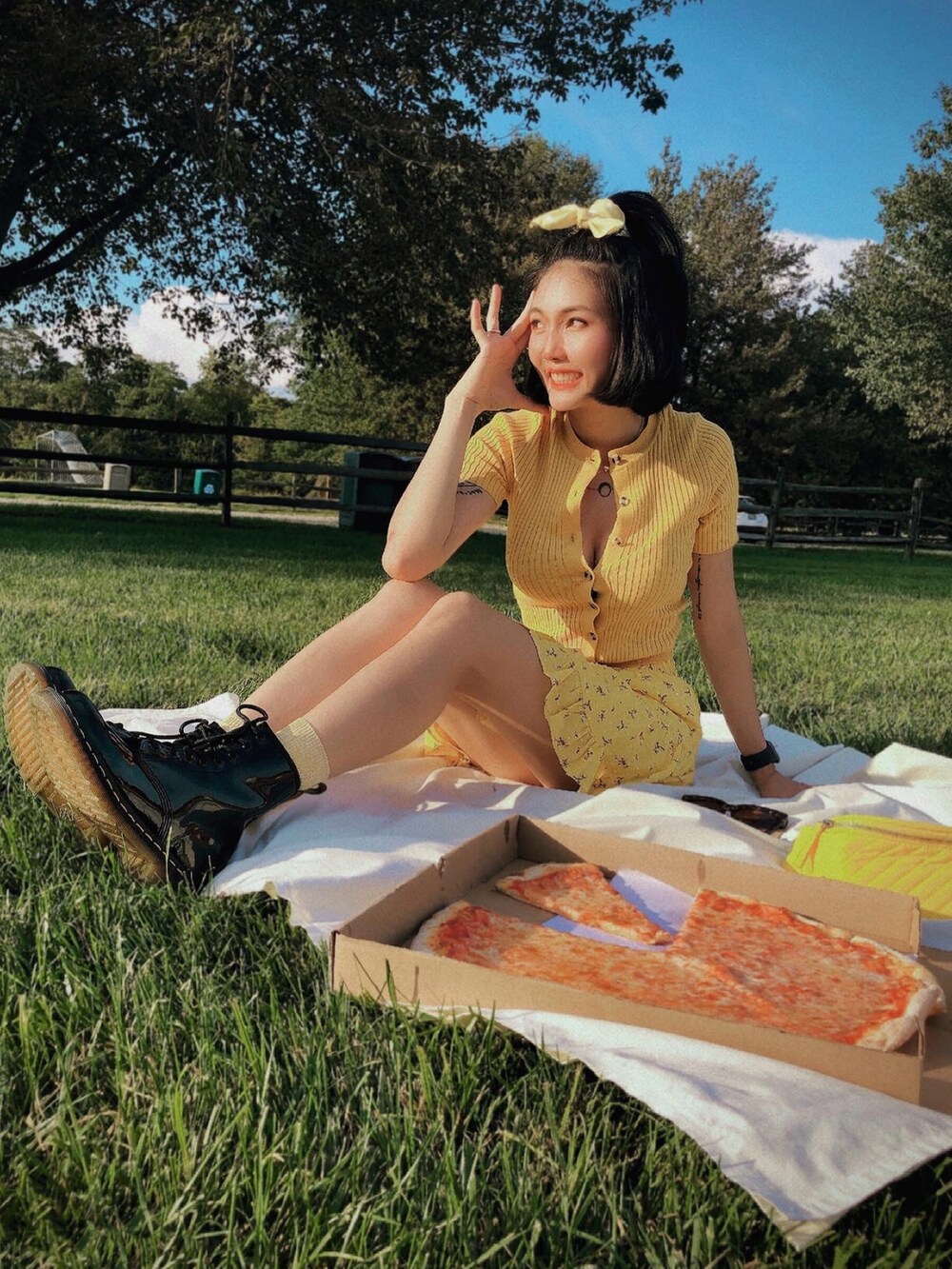 イエロー系のトップスを着用したレディースの春コーディネートの3枚目の写真