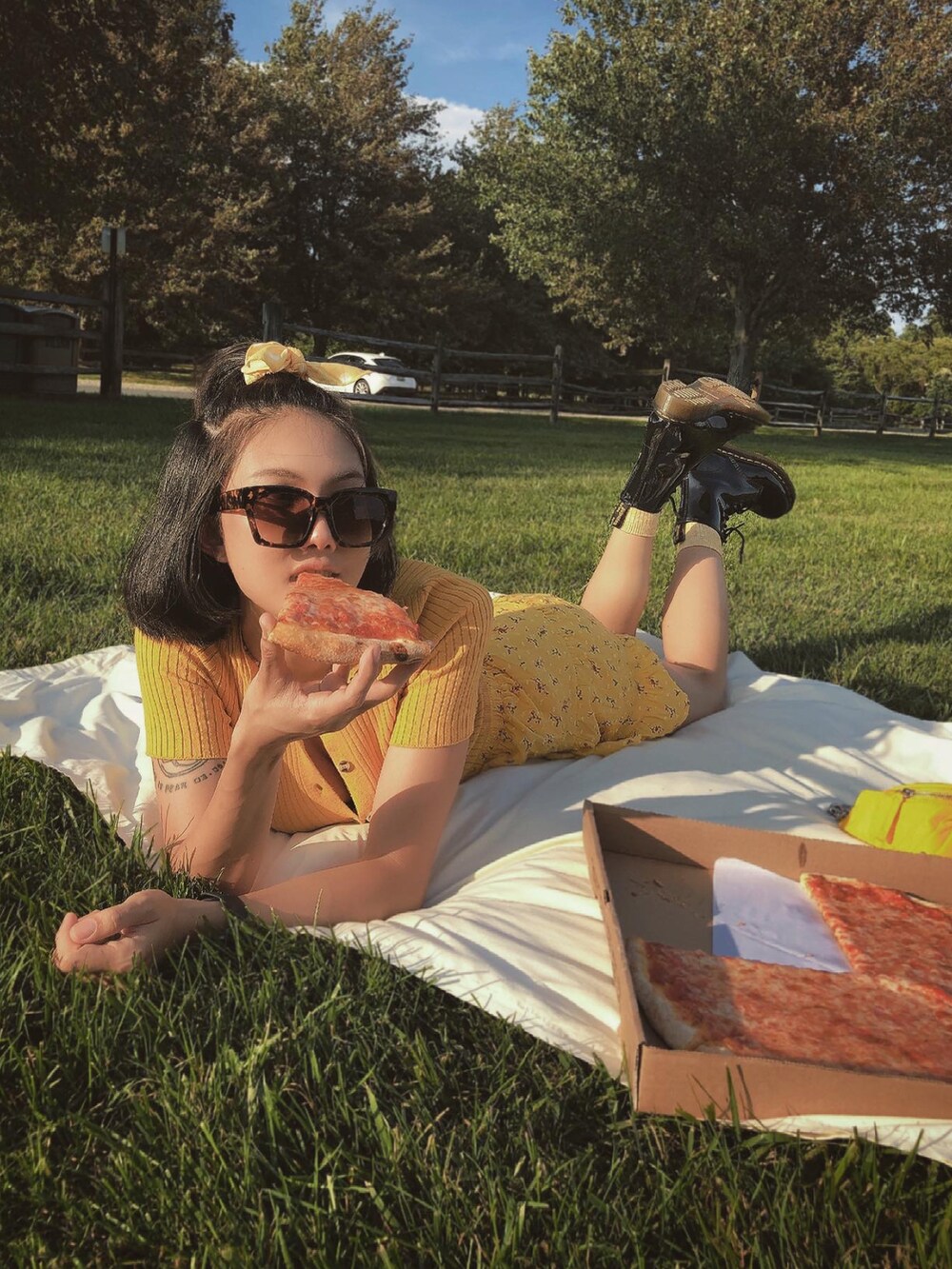 イエロー系のトップスを着用したレディースの春コーディネートの4枚目の写真