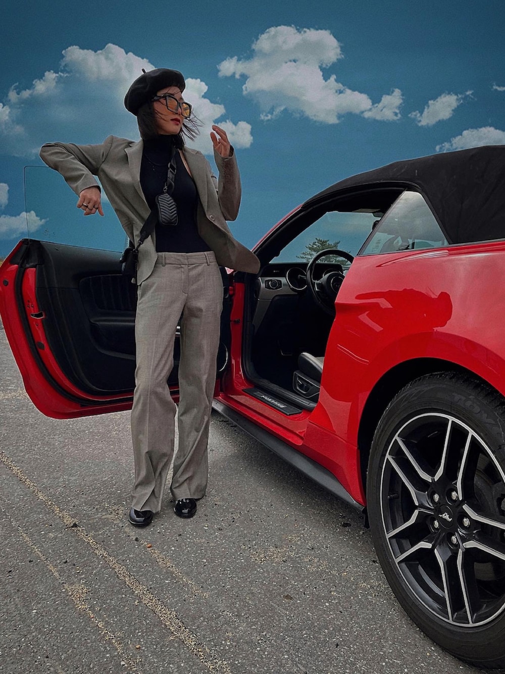 ベージュ系のフォーマルスーツ/小物を着用したレディースの春コーディネートの2枚目の写真