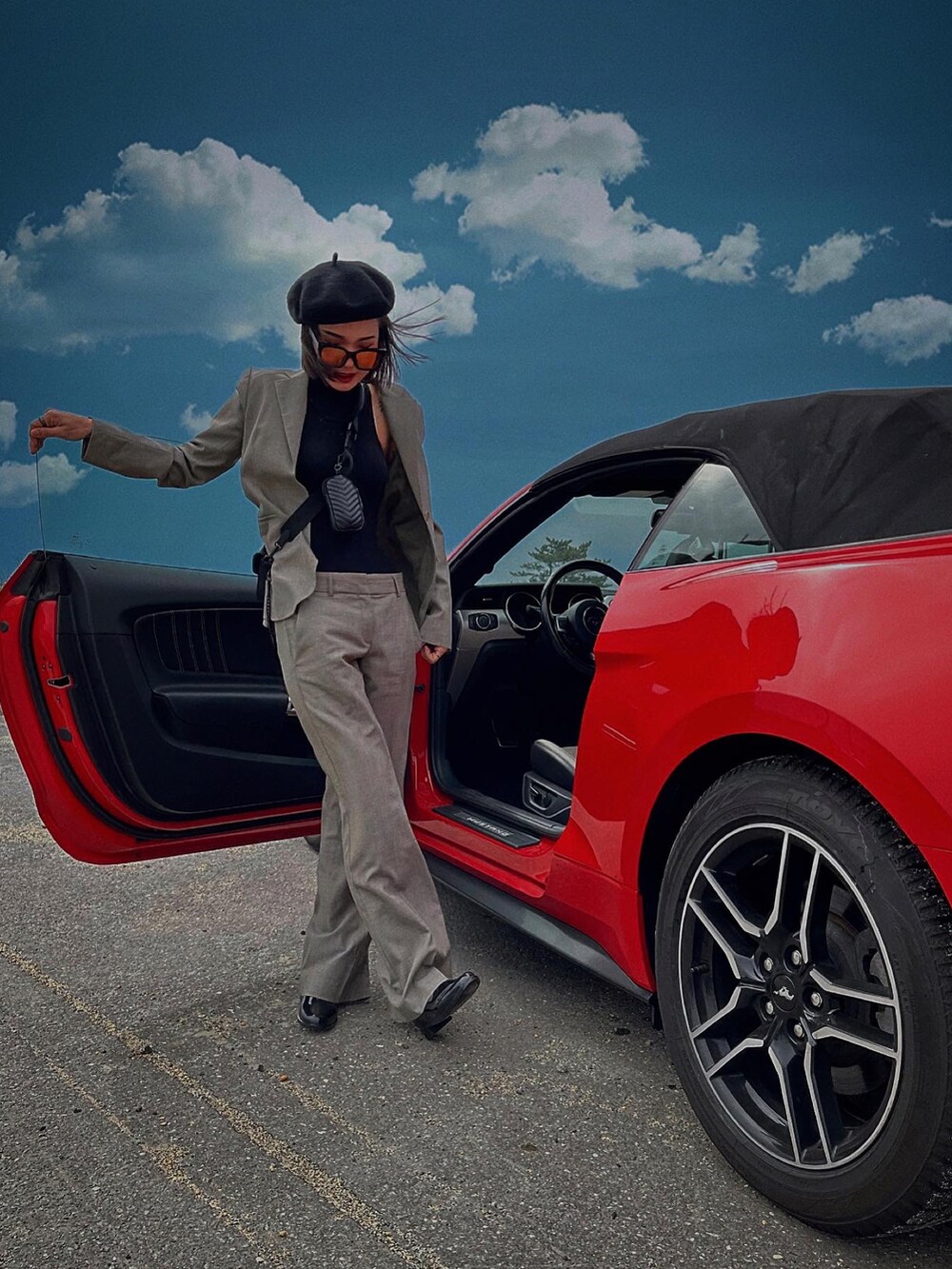 ベージュ系のフォーマルスーツ/小物を着用したレディースの春コーディネートの4枚目の写真