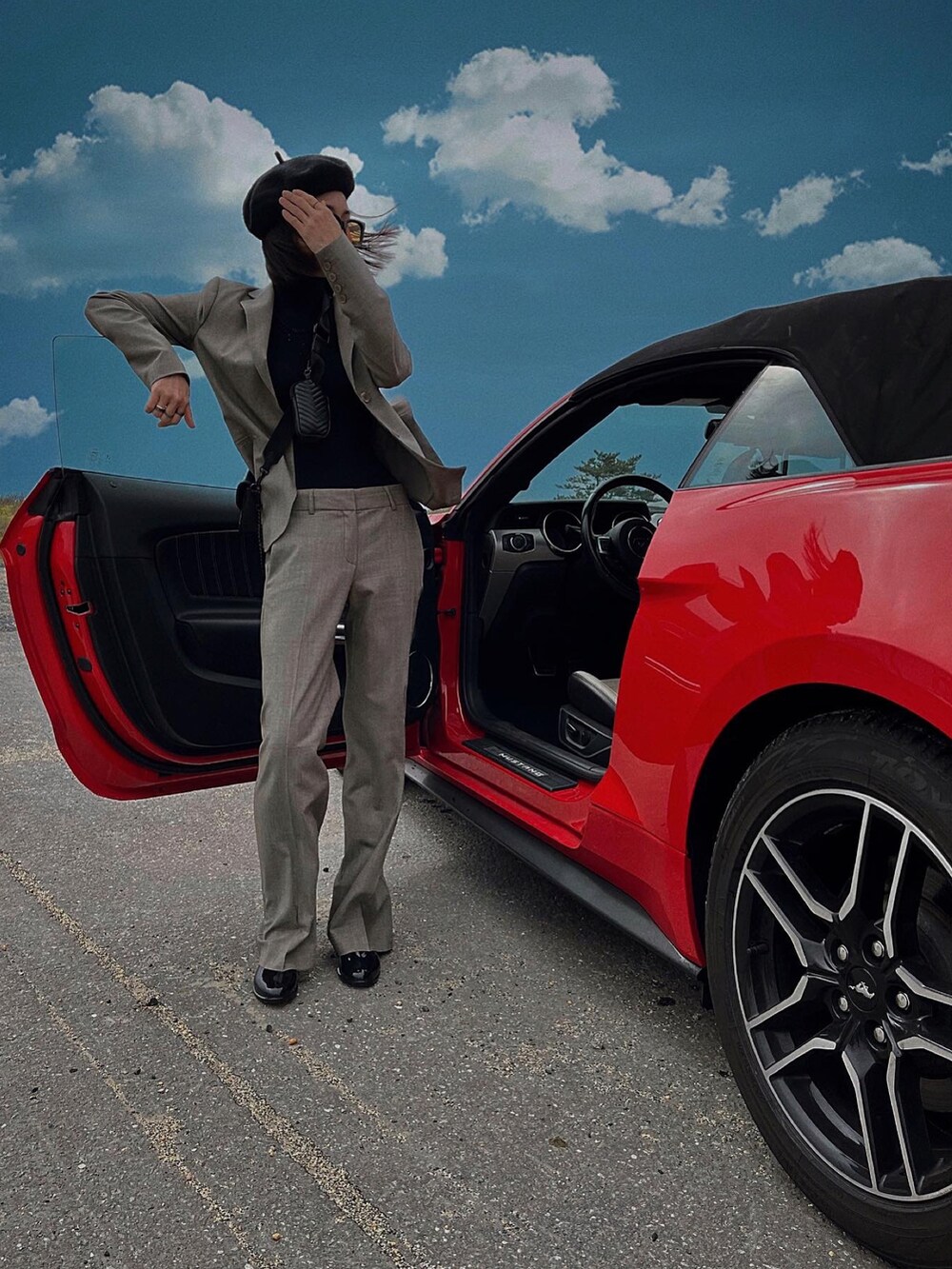 ベージュ系のフォーマルスーツ/小物を着用したレディースの春コーディネートの3枚目の写真