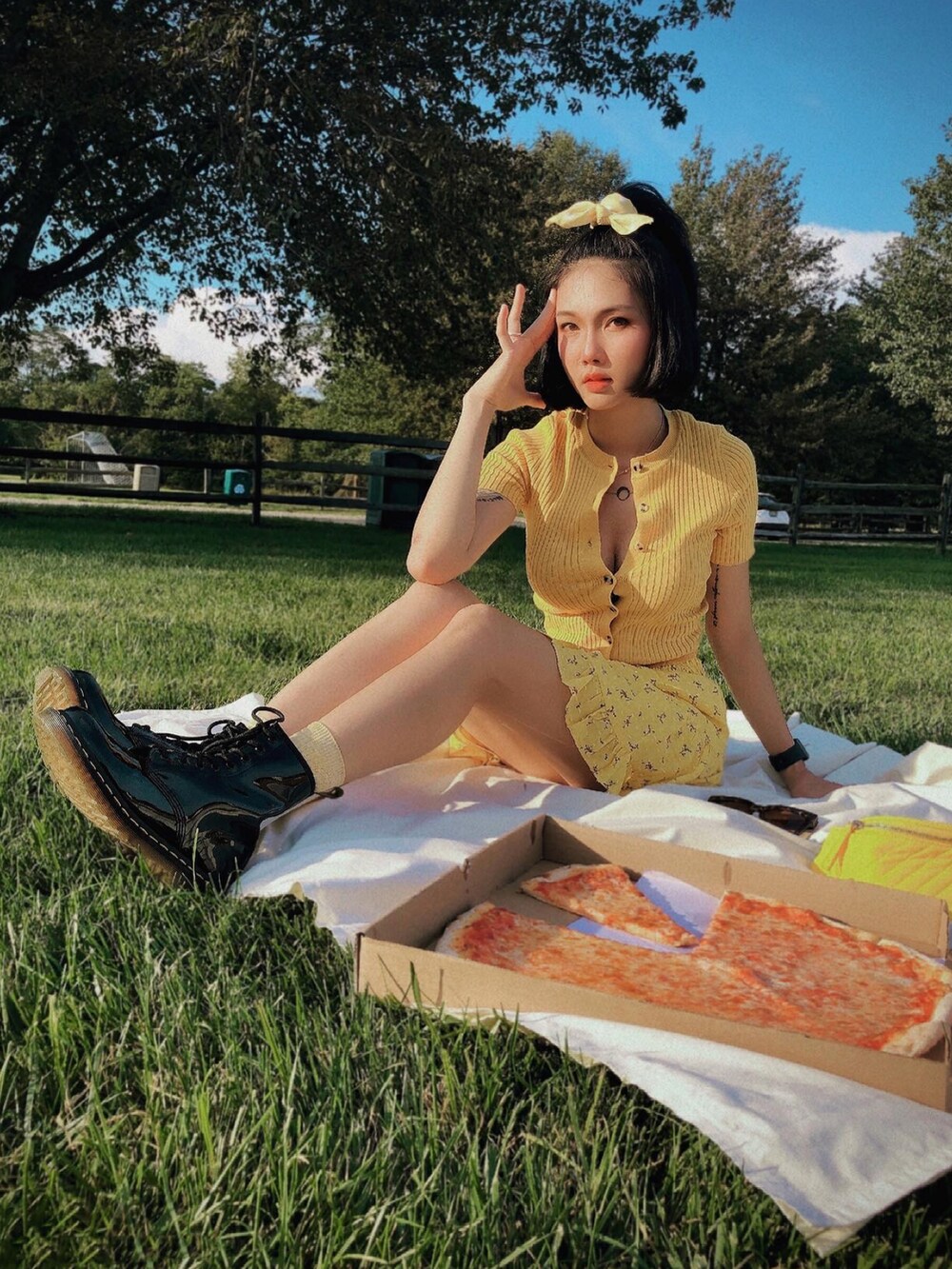 イエロー系のトップスを着用したレディースの春コーディネートの2枚目の写真