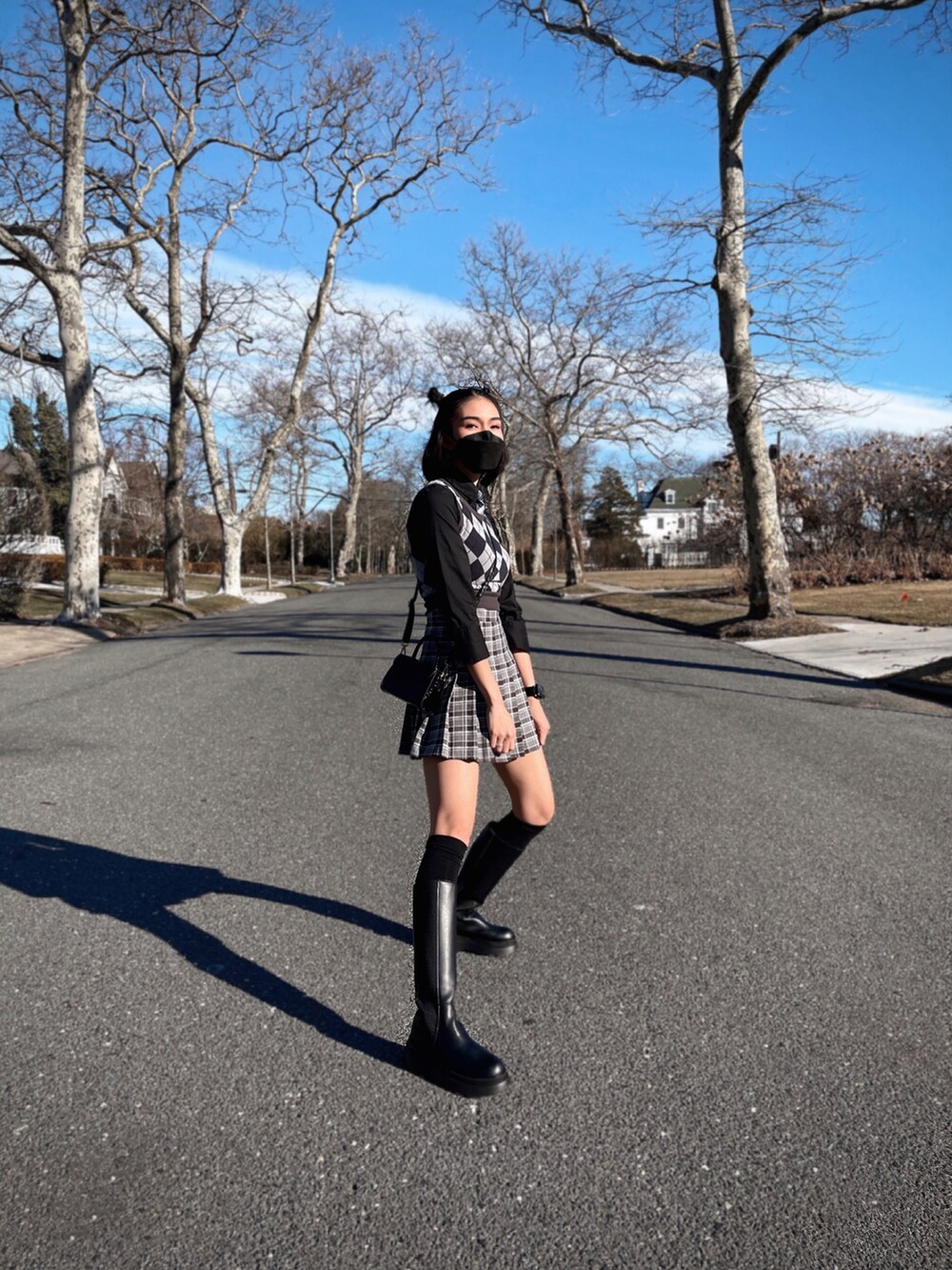 グレー系のスカートを着用したレディースの冬コーディネートの3枚目の写真