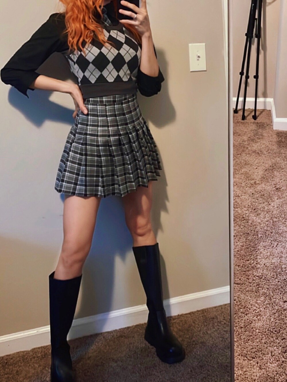 グレー系のスカートを着用したレディースの冬コーディネートの2枚目の写真