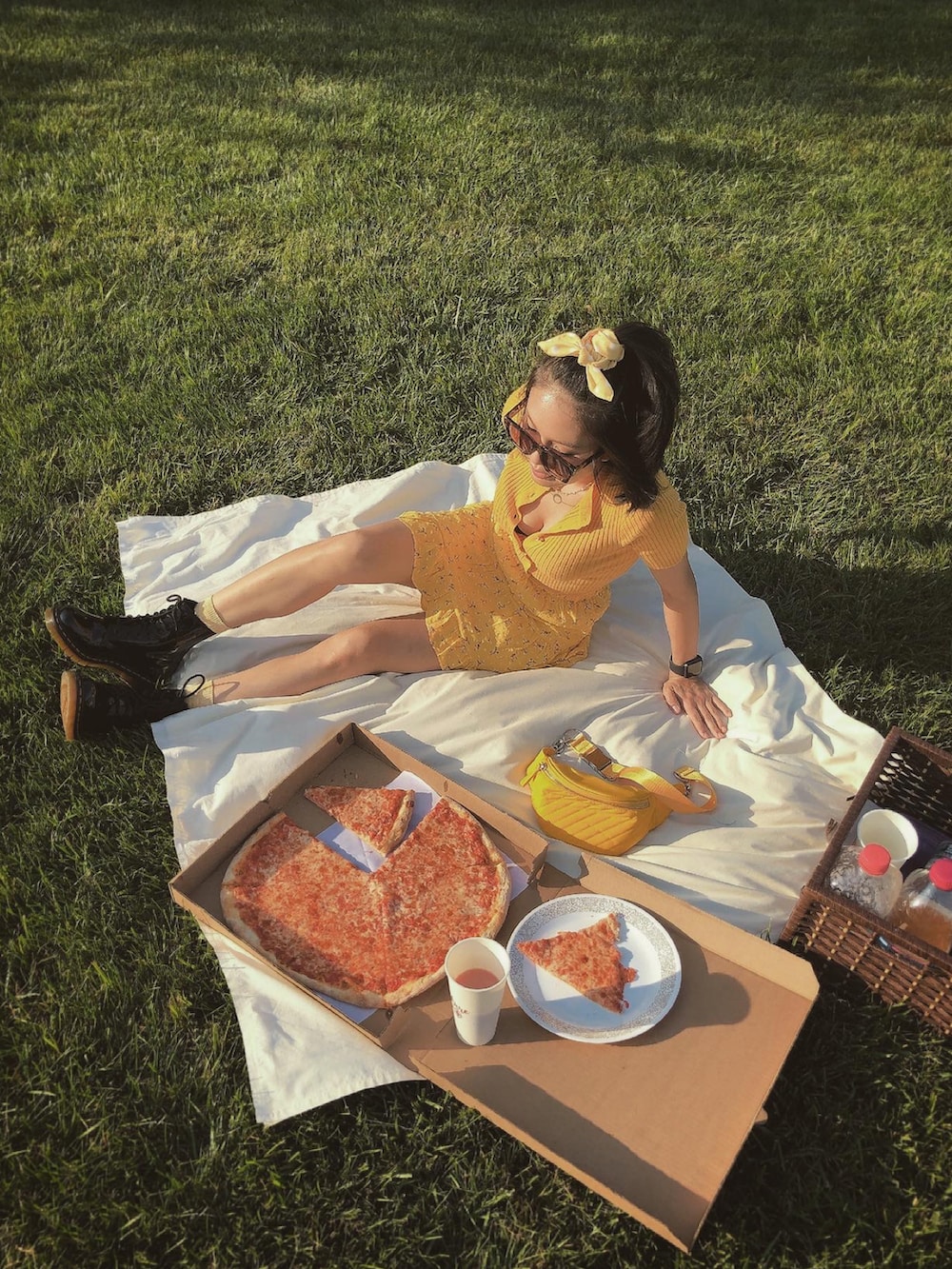 イエロー系のトップスを着用したレディースの春コーディネートの5枚目の写真