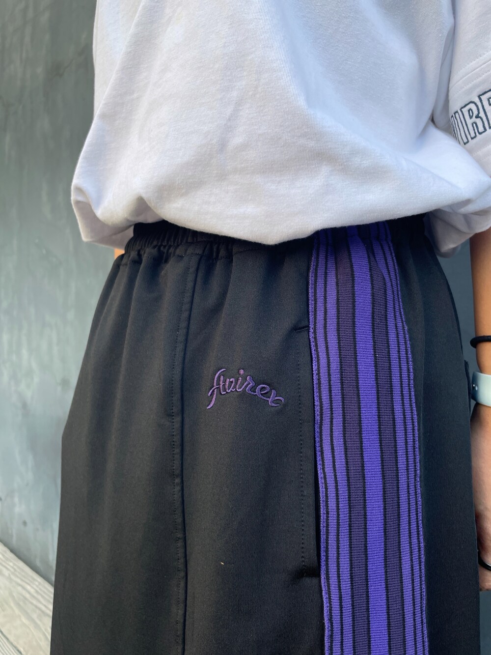 ホワイト系のTシャツ/カットソー、ブラック系のスカートを着用したレディースの夏コーディネートの2枚目の写真