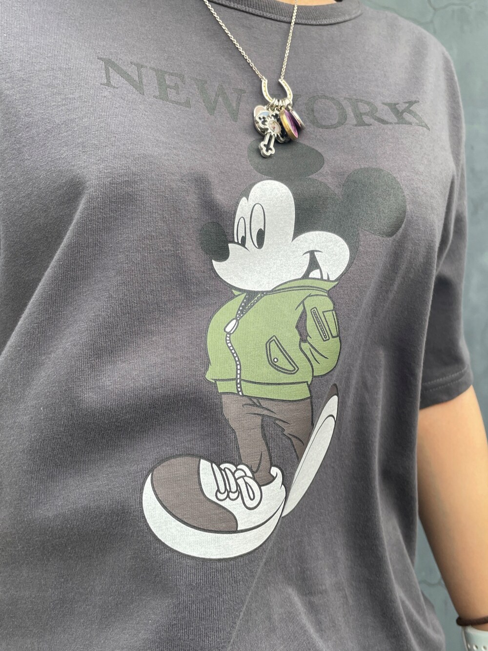 ホワイト系のトートバッグ、ブラウン系のスカート、グレー系のTシャツ/カットソーを着用したレディースの夏コーディネートの2枚目の写真