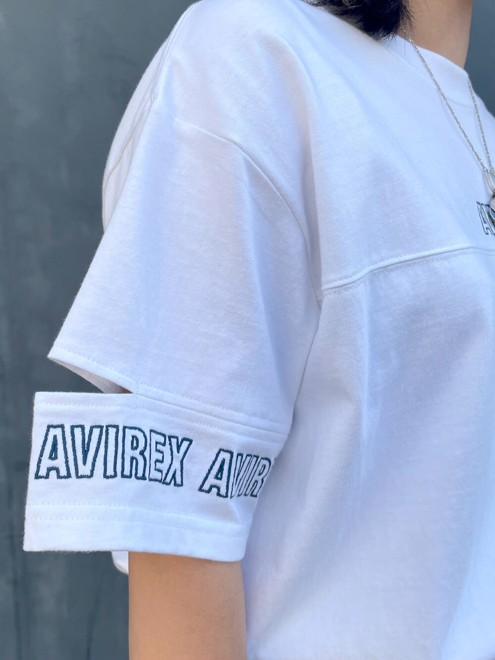 ホワイト系のTシャツ/カットソー、ブラック系のスカートを着用したレディースの夏コーディネートの3枚目の写真