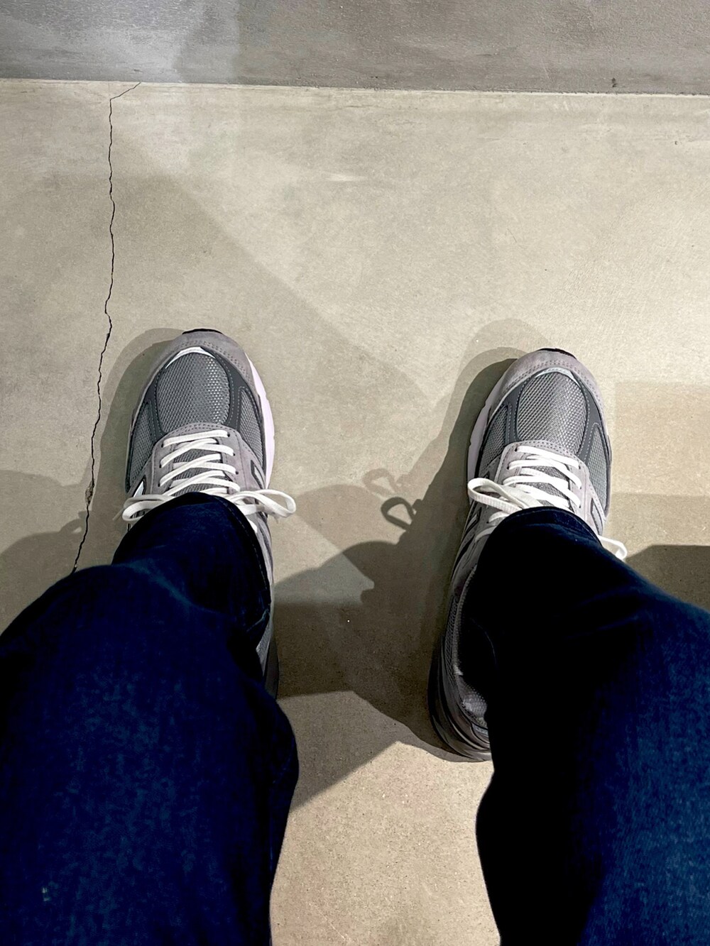 「NEW BALANCEのNew Balance M990 v5 m990gl5（スニーカー、グレー系）」を使った、Toshimasa さん（メンズ・180cm）の秋コーディネートの2枚目の写真