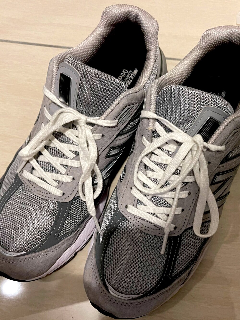 「NEW BALANCEのNew Balance M990 v5 m990gl5（スニーカー、グレー系）」を使った、Toshimasa さん（メンズ・180cm）の秋コーディネートの4枚目の写真