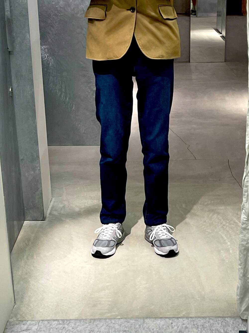 「NEW BALANCEのNew Balance M990 v5 m990gl5（スニーカー、グレー系）」を使った、Toshimasa さん（メンズ・180cm）の秋コーディネートの3枚目の写真