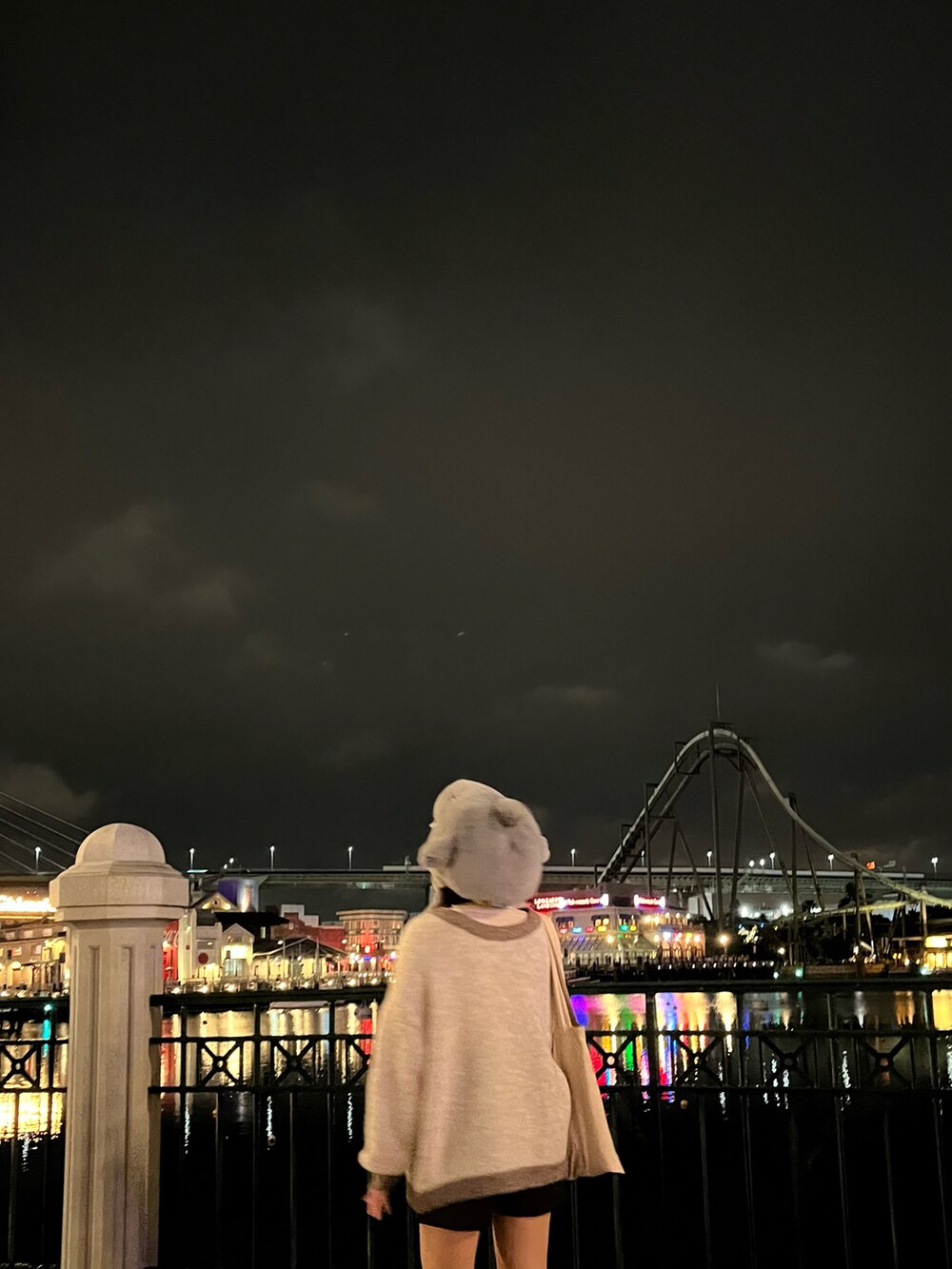 ホワイト系のニット/セーター、ホワイト系のTシャツ/カットソー、ブラウン系のその他パンツを着用したレディースの秋コーディネートの4枚目の写真