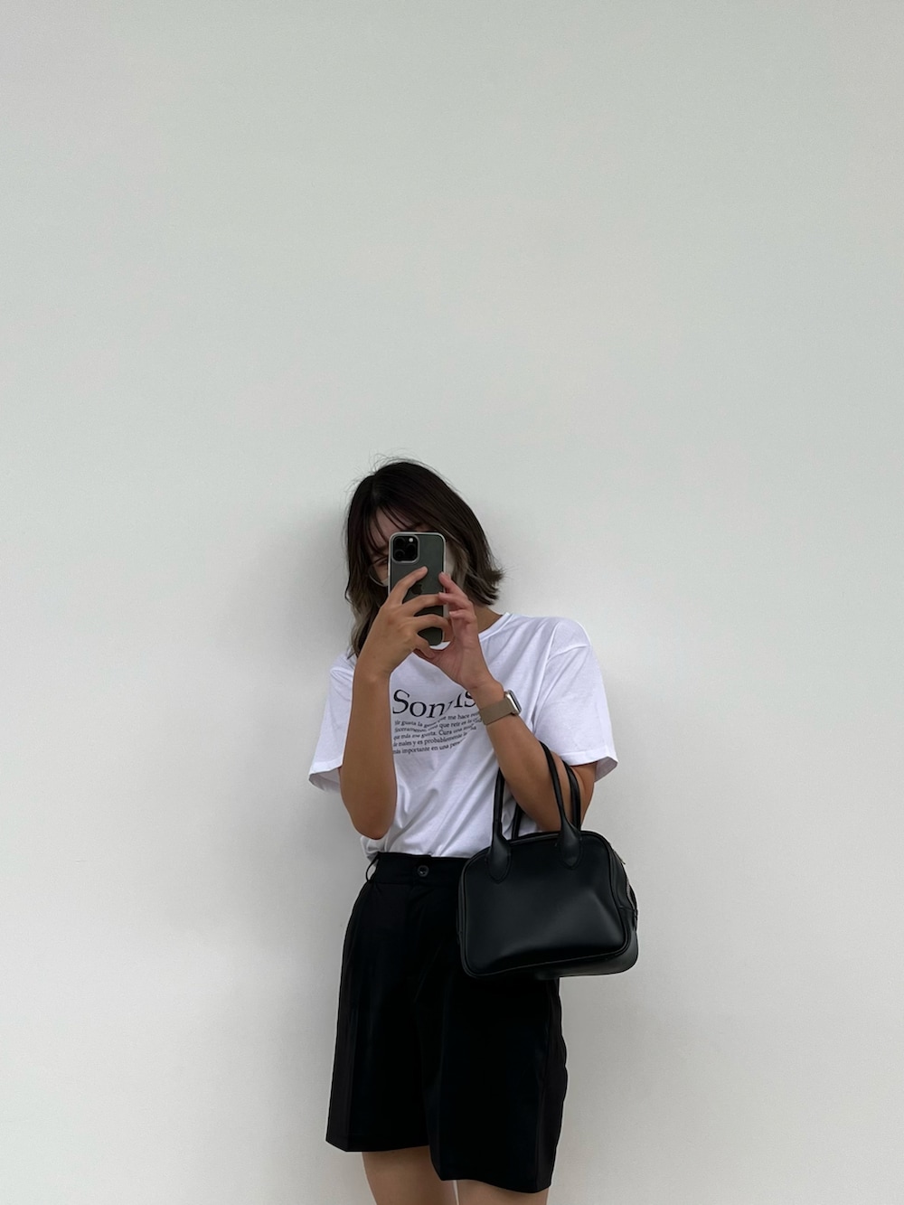 「きれいめカジュアル、ラクチンコーデ、休日スタイル、夏、ootd、ハーフパンツ、モノトーン、高身長女子、スニーカーコーデ、夏コーデ、シンプルコーデ」｜「NIKEのNIKE W BLAZER LOW PLATFORM / ナイキ ウィメンズ ブレーザー LOW プラットフォーム 【SP】（スニーカー、ホワイト系）」を使った、윤영さん（レディース・168cm）の夏コーディネートの2枚目の写真