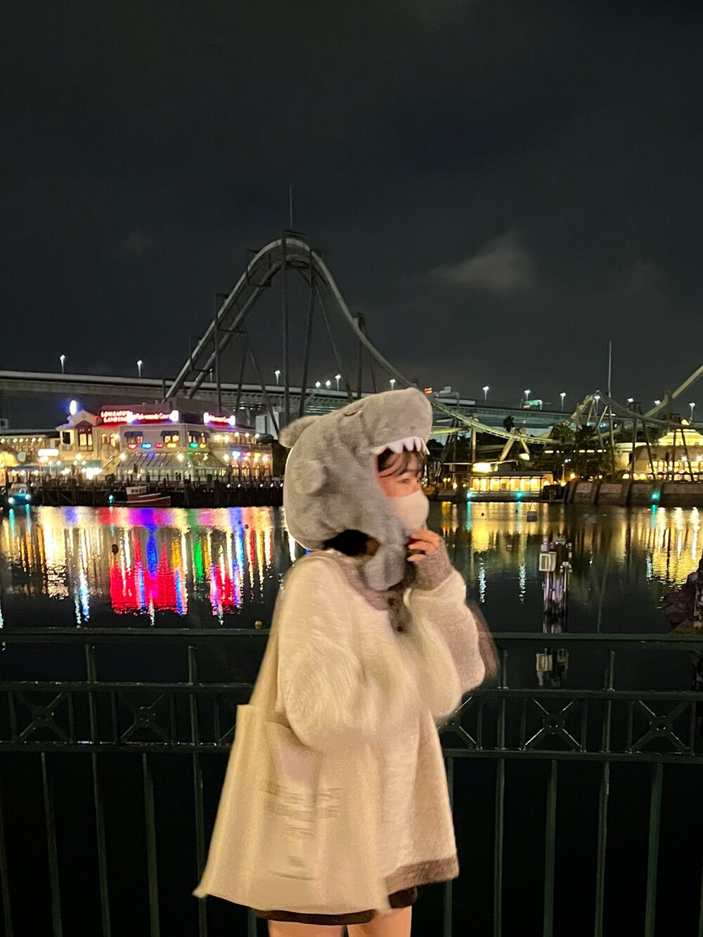 ホワイト系のニット/セーター、ホワイト系のTシャツ/カットソー、ブラウン系のその他パンツを着用したレディースの秋コーディネートの3枚目の写真