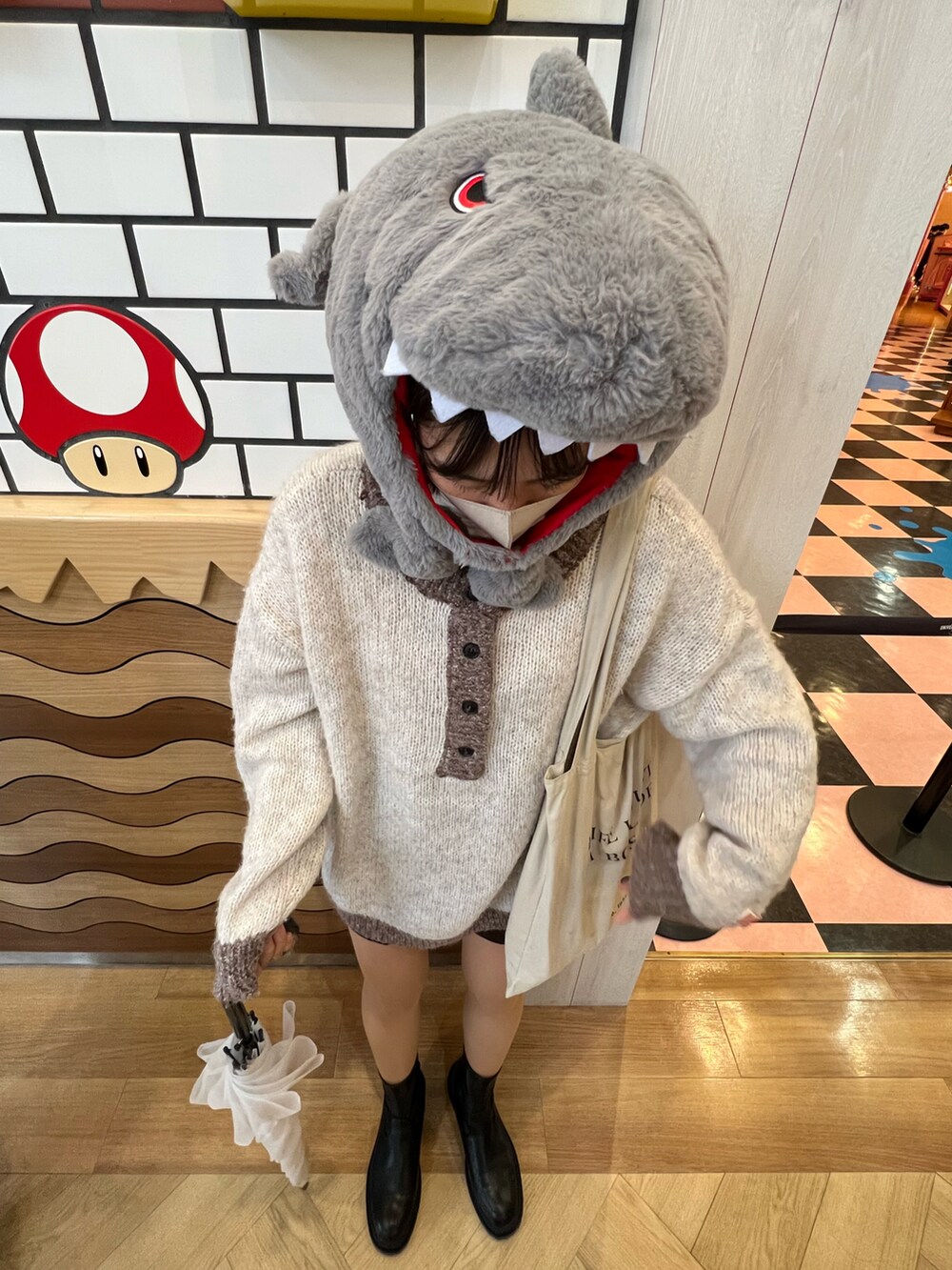 ホワイト系のニット/セーター、ホワイト系のTシャツ/カットソー、ブラウン系のその他パンツを着用したレディースの秋コーディネートの2枚目の写真