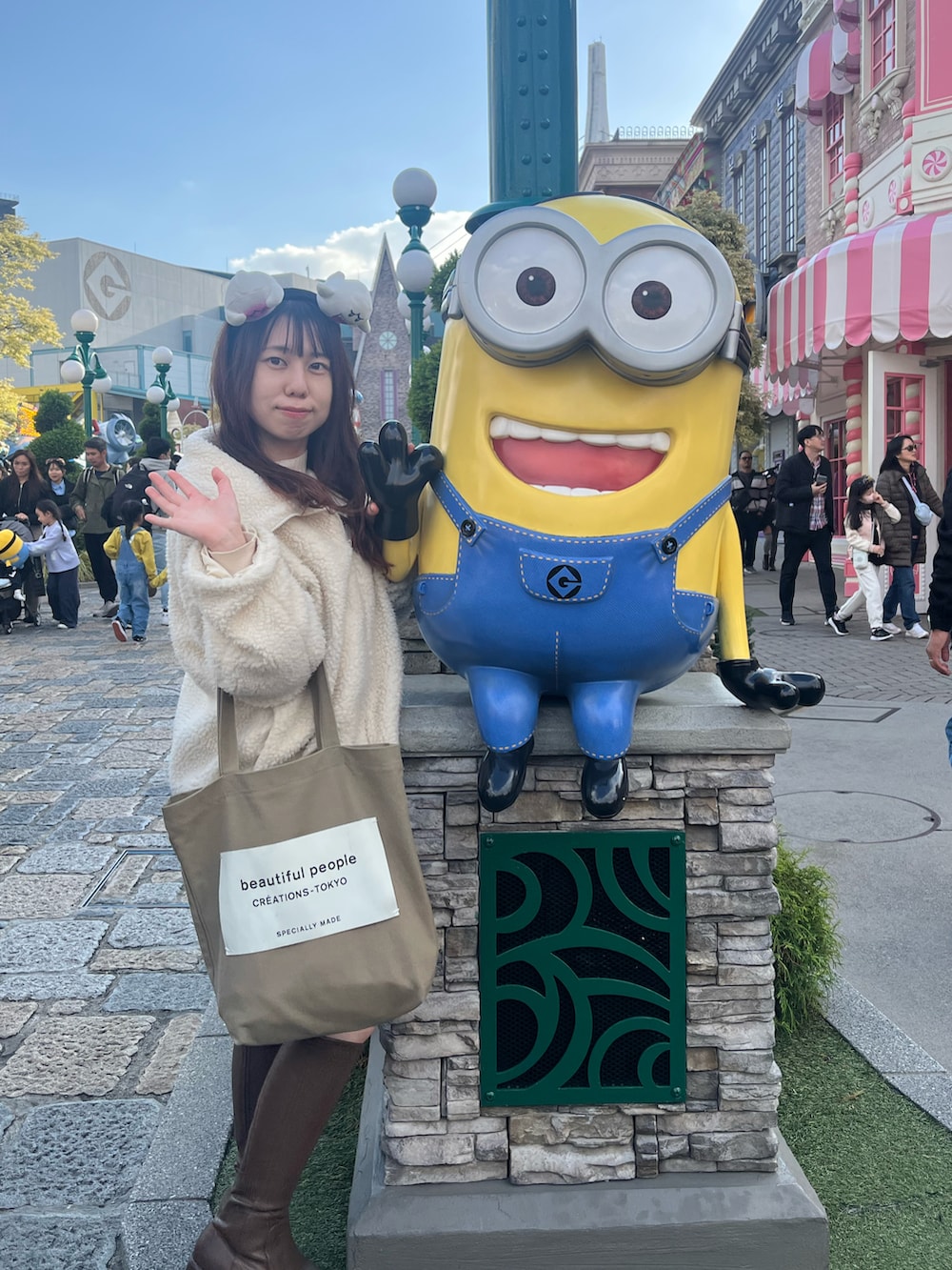 ホワイト系のブルゾン、ブラウン系のその他パンツ、ブラウン系のブーツを着用したレディースの秋コーディネートの2枚目の写真